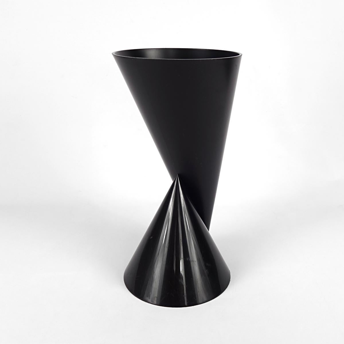 Post-Modern Set of 2 Plastic Vases Named Vase2 by Paul Baars In Good Condition For Sale In Doornspijk, NL