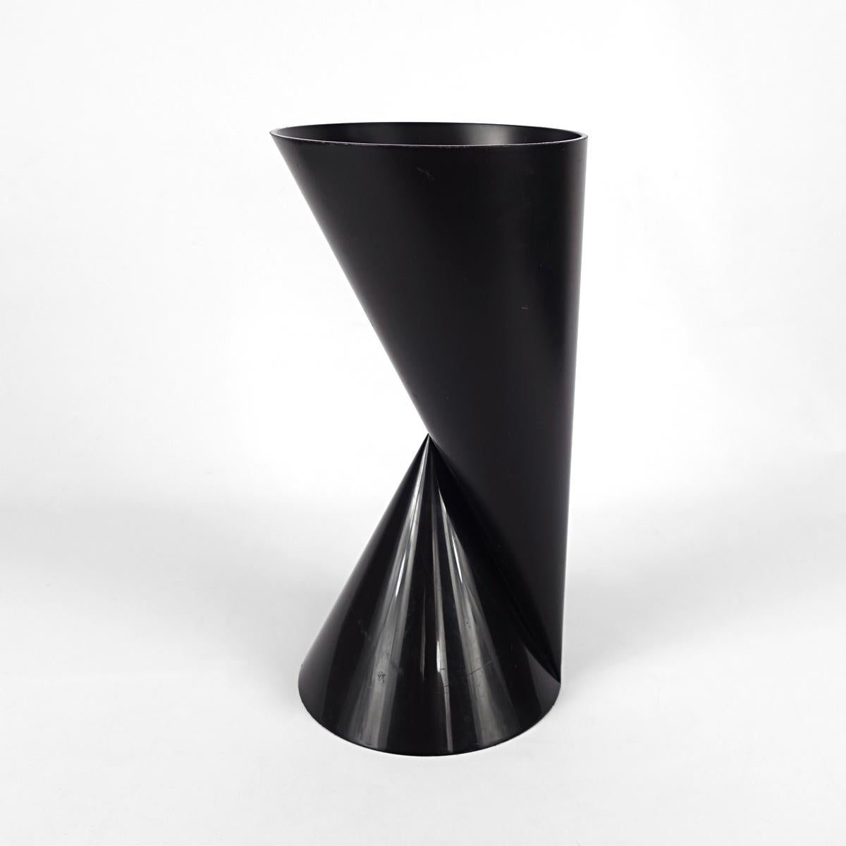 Late 20th Century Post-Modern Set of 2 Plastic Vases Named Vase2 by Paul Baars For Sale