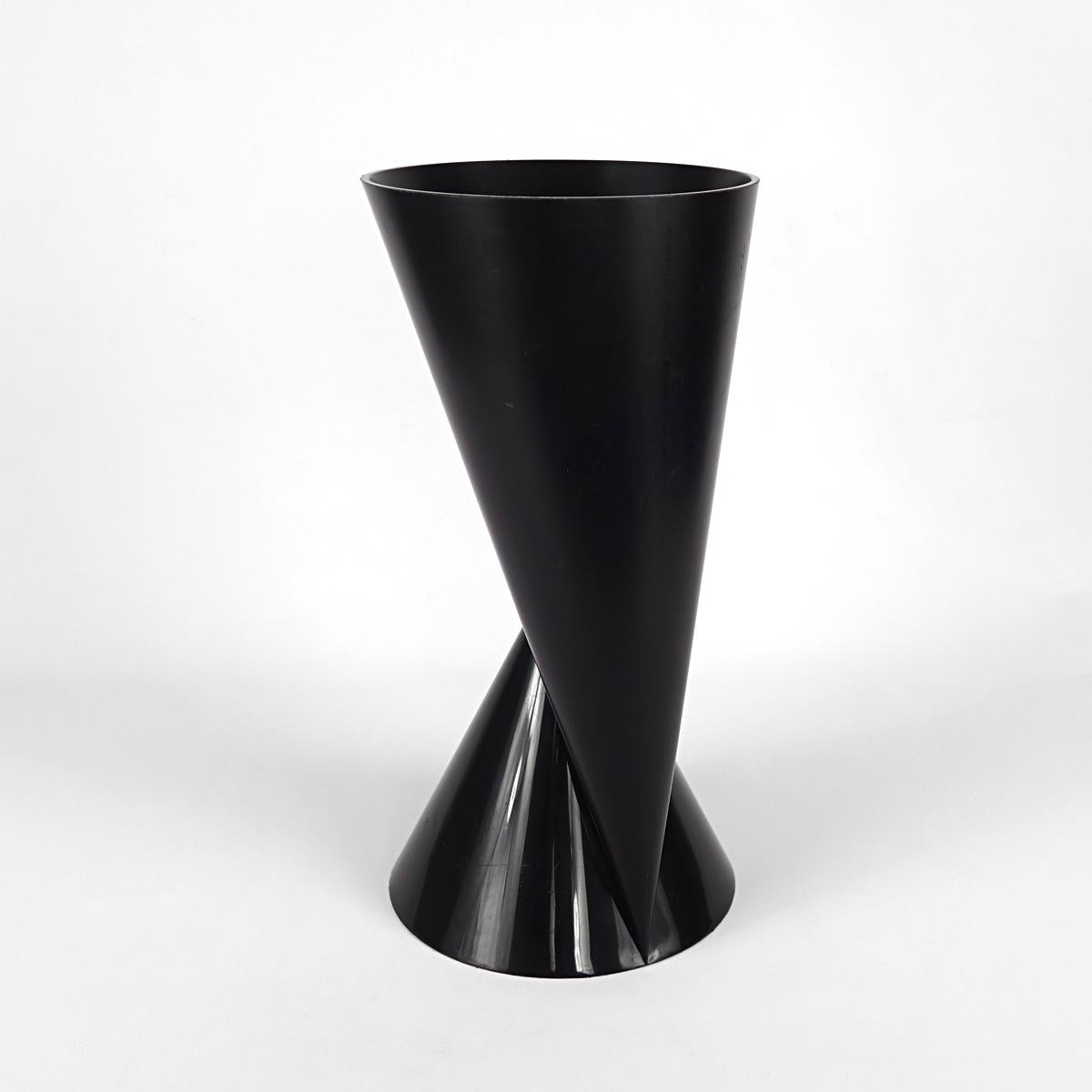 Post-Modern Set of 2 Plastic Vases Named Vase2 by Paul Baars For Sale 1