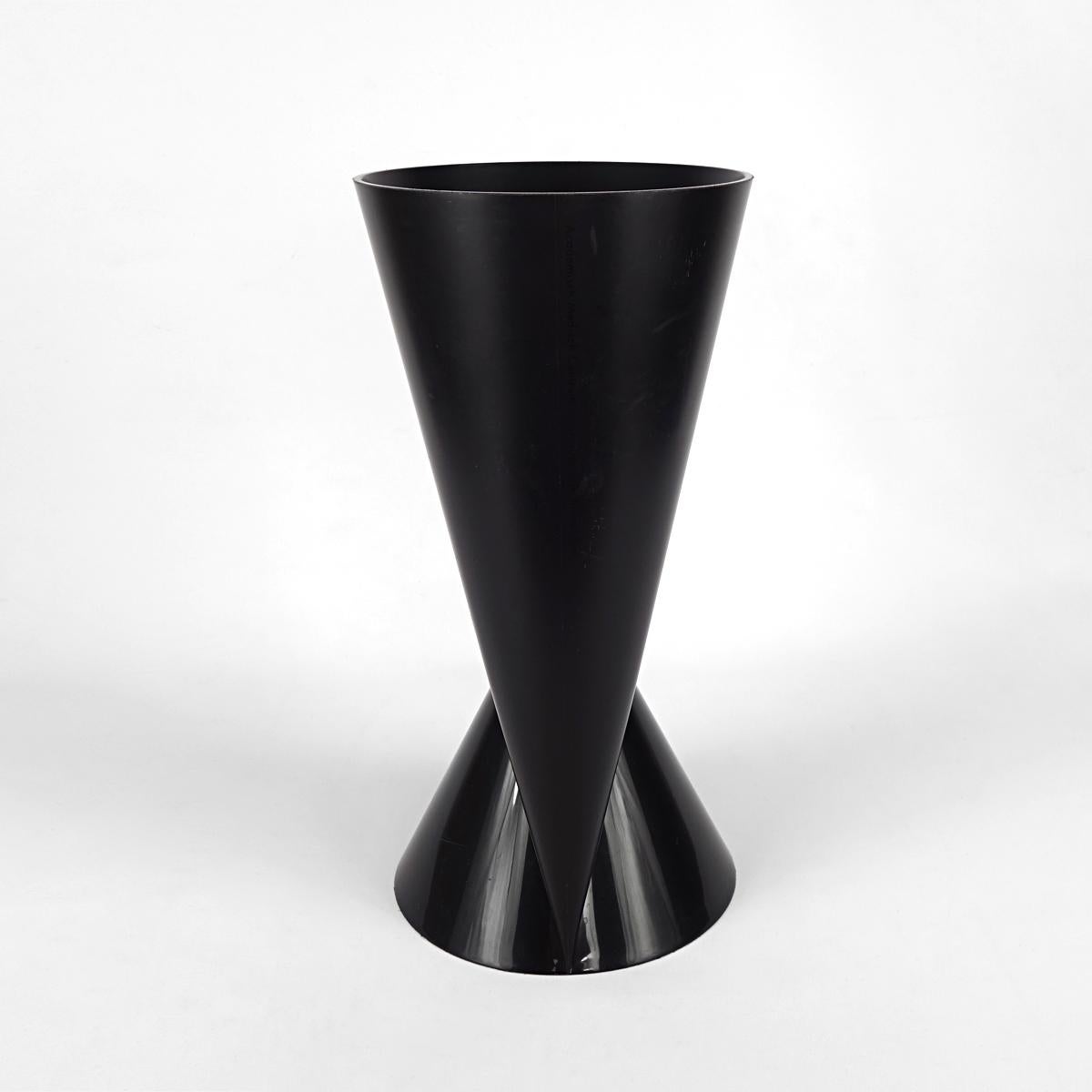 Post-Modern Set of 2 Plastic Vases Named Vase2 by Paul Baars For Sale 2