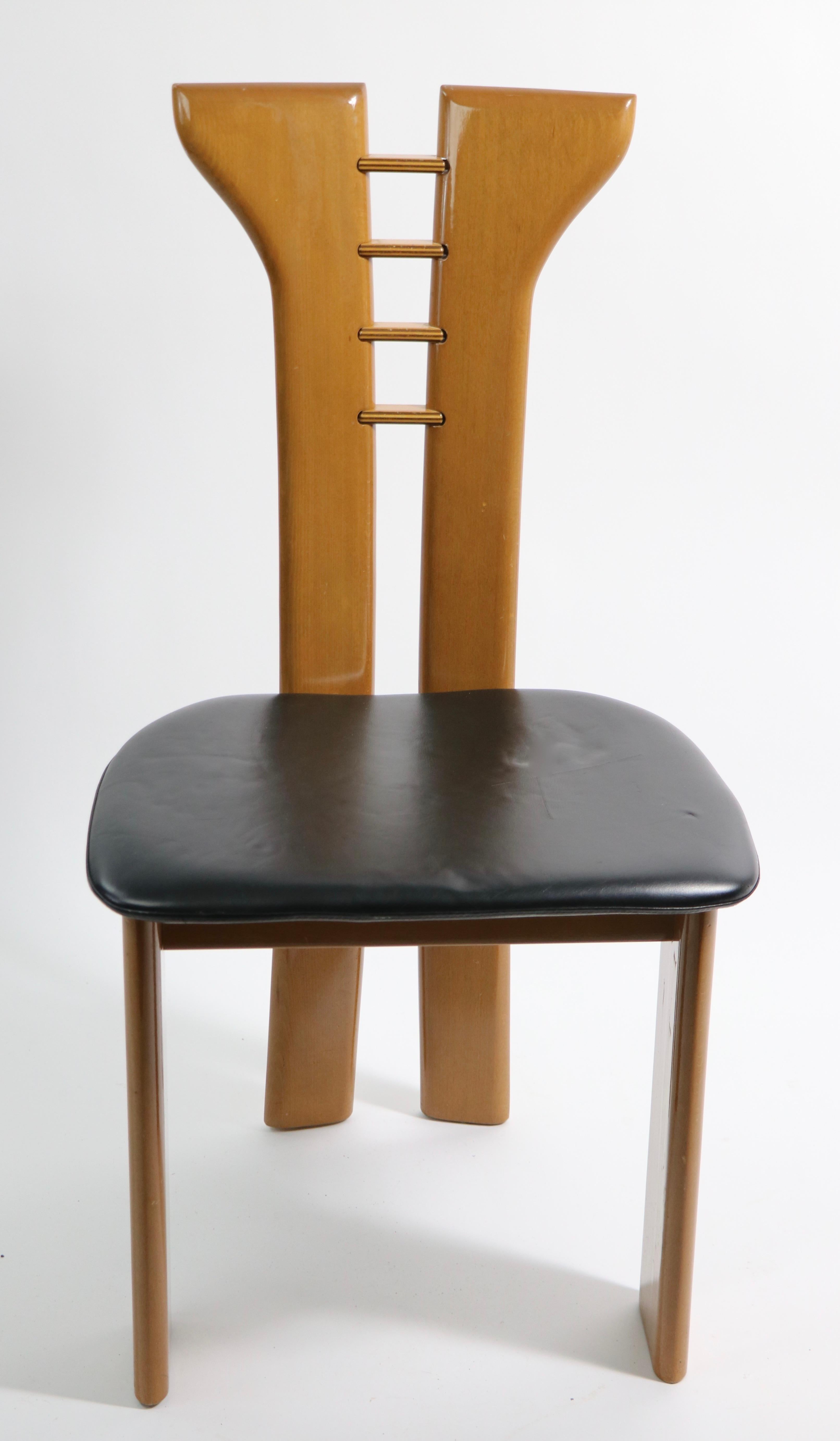 Chaise d'appoint ou de salle à manger post-moderne de style chic, souvent attribuée à Pierre Cardin, nous pensons qu'il s'agit en fait de Maurice Villency. Cet exemplaire est en très bon état d'origine, le siège en cuir présente une légère usure