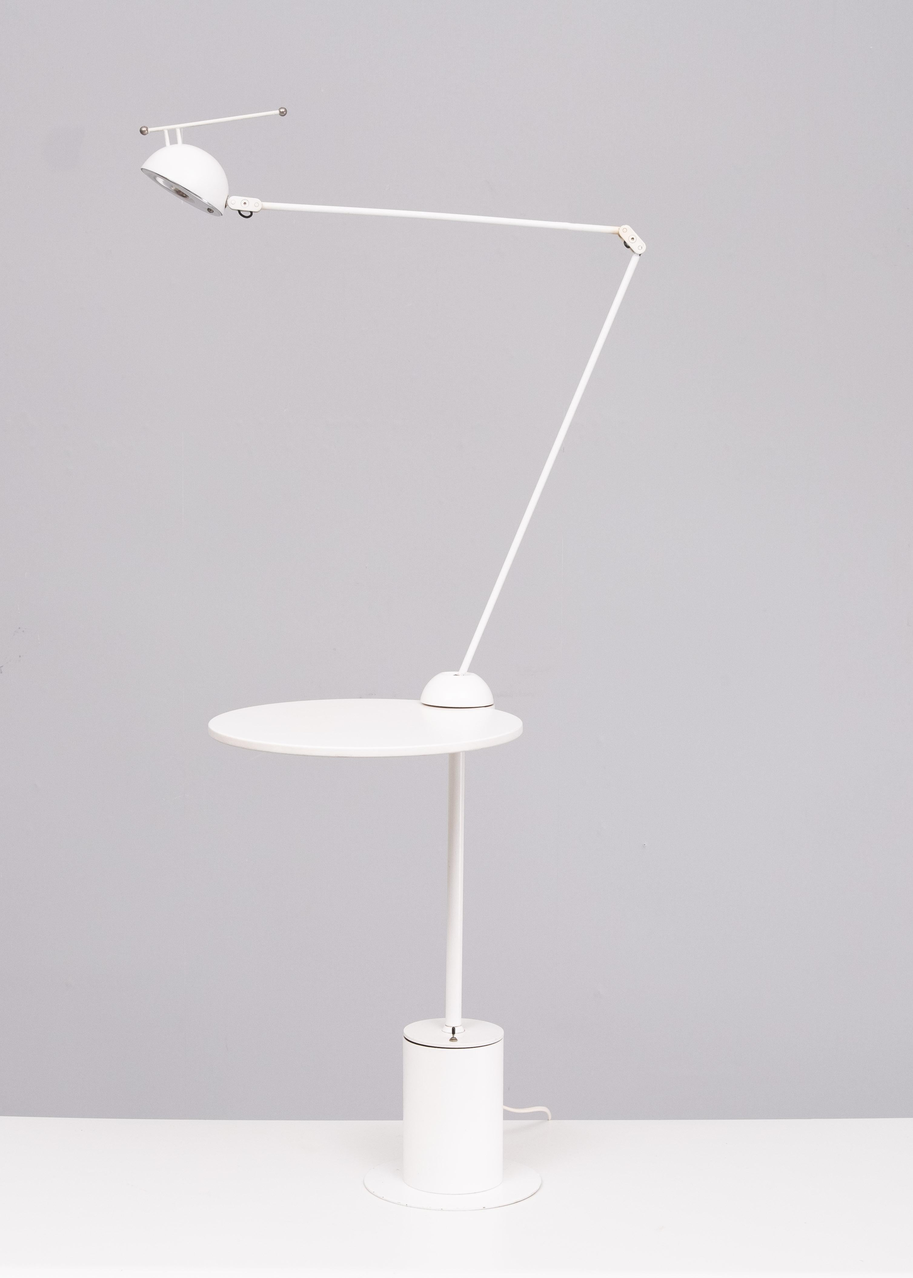 Table d'appoint postmoderne avec lampe par edward geluk pour Arco, années 1980. Halogène, deux positions. Belle pièce. Usure normale.

