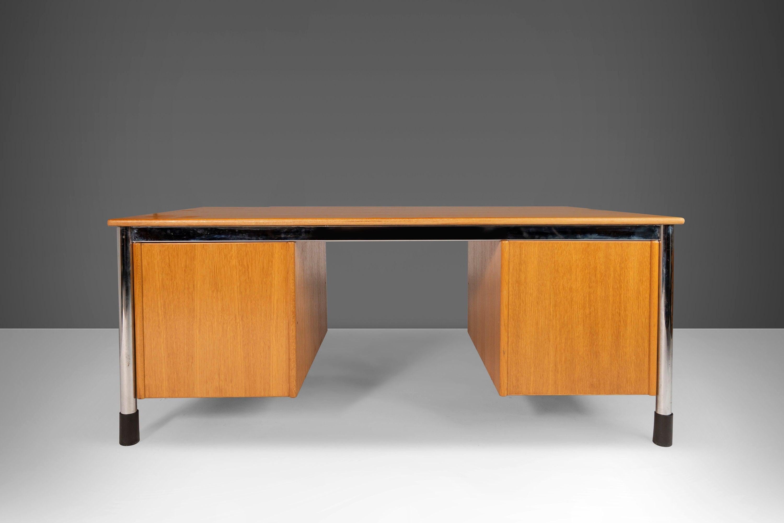 Late 20th Century Signatur Executive Desk by Tord Bjorklund in Oak and Chrome, Sweden, c. 1980 For Sale