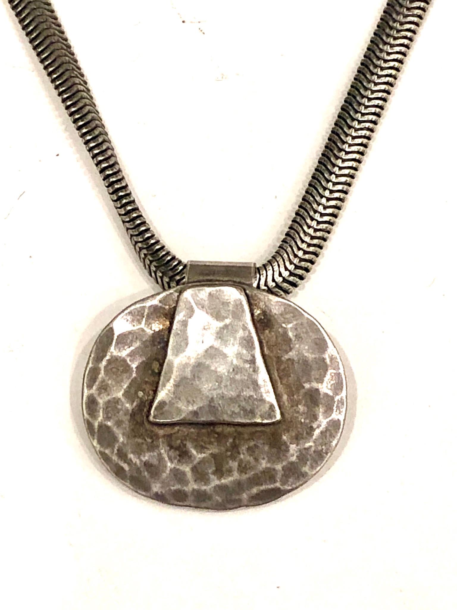 Great design on this nice pendant with original necklace in silver hammered patinated finish circa 1980s, stamped in the back BAER SF, from San Francisco great California design. The necklace its 19.5