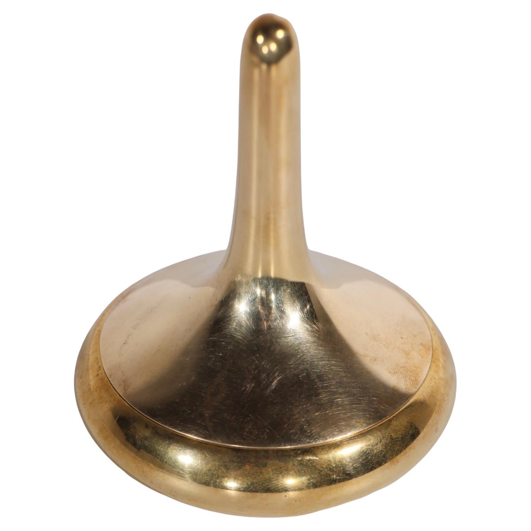 Voguish, chic et sophistiqué  Belle  Boîte à bijoux, conçue par Claesson Kolvisto Rune pour Skultuna  ( 1607 circa 2007 ). La boîte présente une partie supérieure verticale exagérée sur un fond d'écran.  La base arrondie et bulbeuse, l'intérieur est