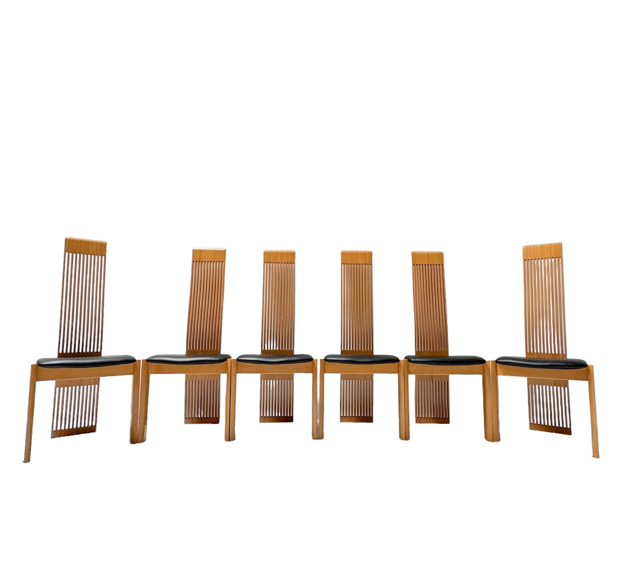 Elegante set di sei sedie da sala da pranzo postmoderne con schienale alto a doghe.
Design di Pietro Costantini.
Un sorprendente design italiano degli anni '1980.
Le strutture in acero laccato chiaro mettono in evidenza la costruzione in più pezzi