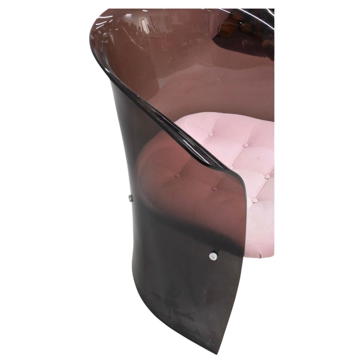 Post Modern Smoked curved Lucite Pink Barrel Chair. Hergestellt ca. 1980. Das Hotel liegt in Brooklyn NYC.

Das Angebot gilt nur für (1) Stuhl.

Abmessungen 29