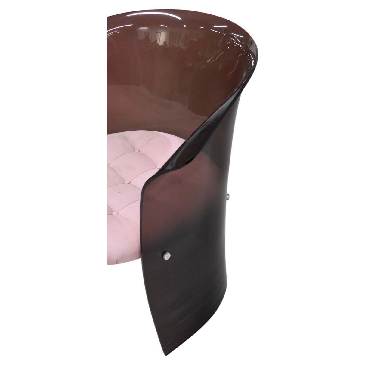 Postmoderner geschwungener, gebogener, skulpturaler Barrel-Stuhl aus Lucite in Rosa (Italienisch) im Angebot
