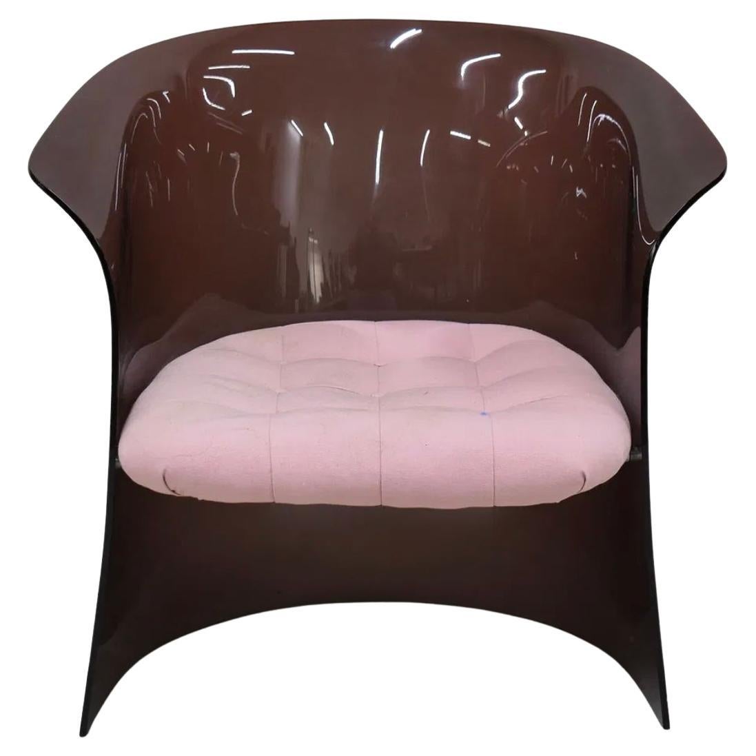 Sedia Barile Rosa in Lucite scolpita e curva fumé postmoderna
