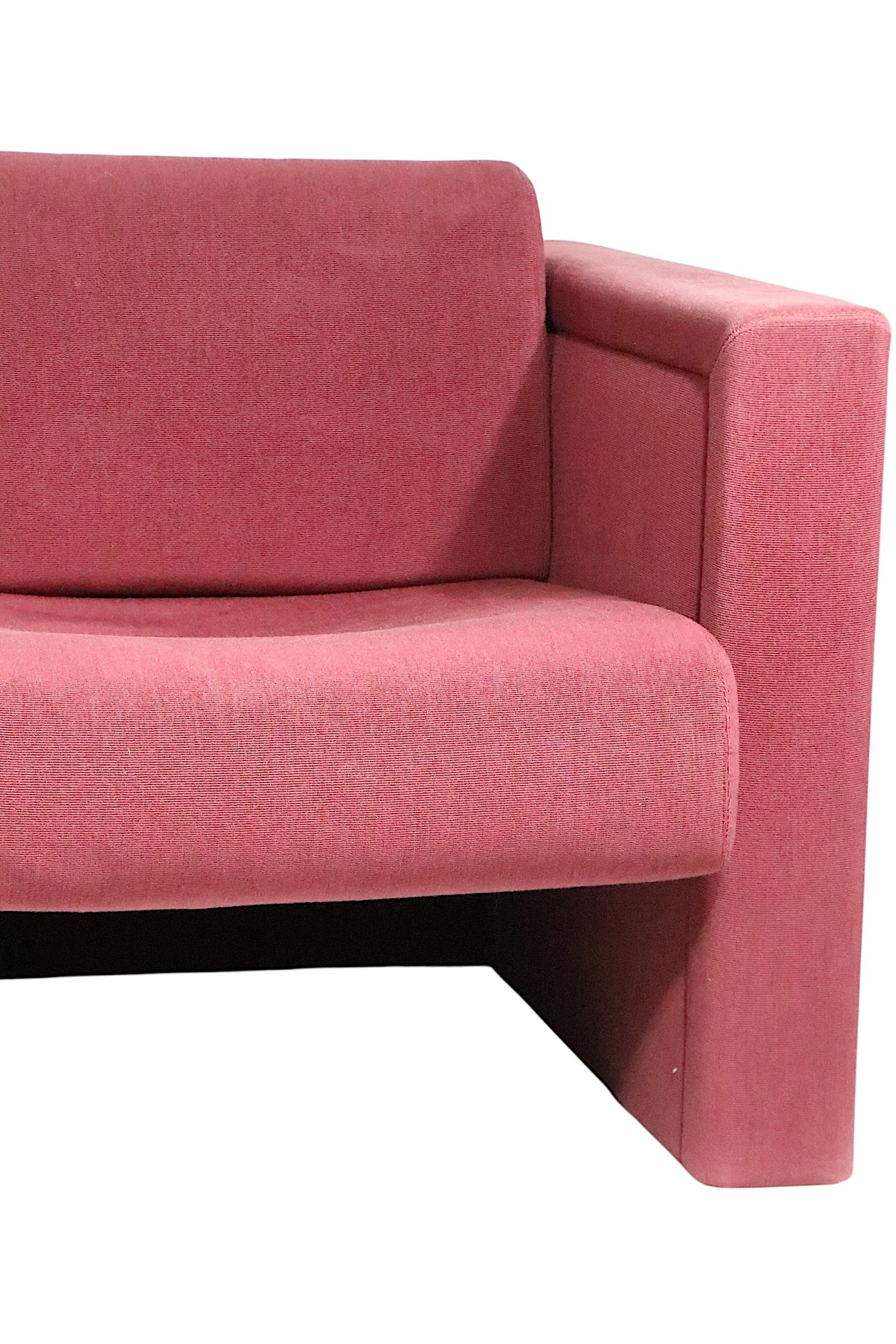 Außergewöhnliches postmodernes Sofa, entworfen von Robert und Trix Haussmann für Knoll als Teil der Serie The Lounge Seating, ca. 1980er Jahre.  Die gepolsterte  Das Sofa in Kastenform ruht auf einer Aluminiumverkleidung. Dieses Exemplar ist in