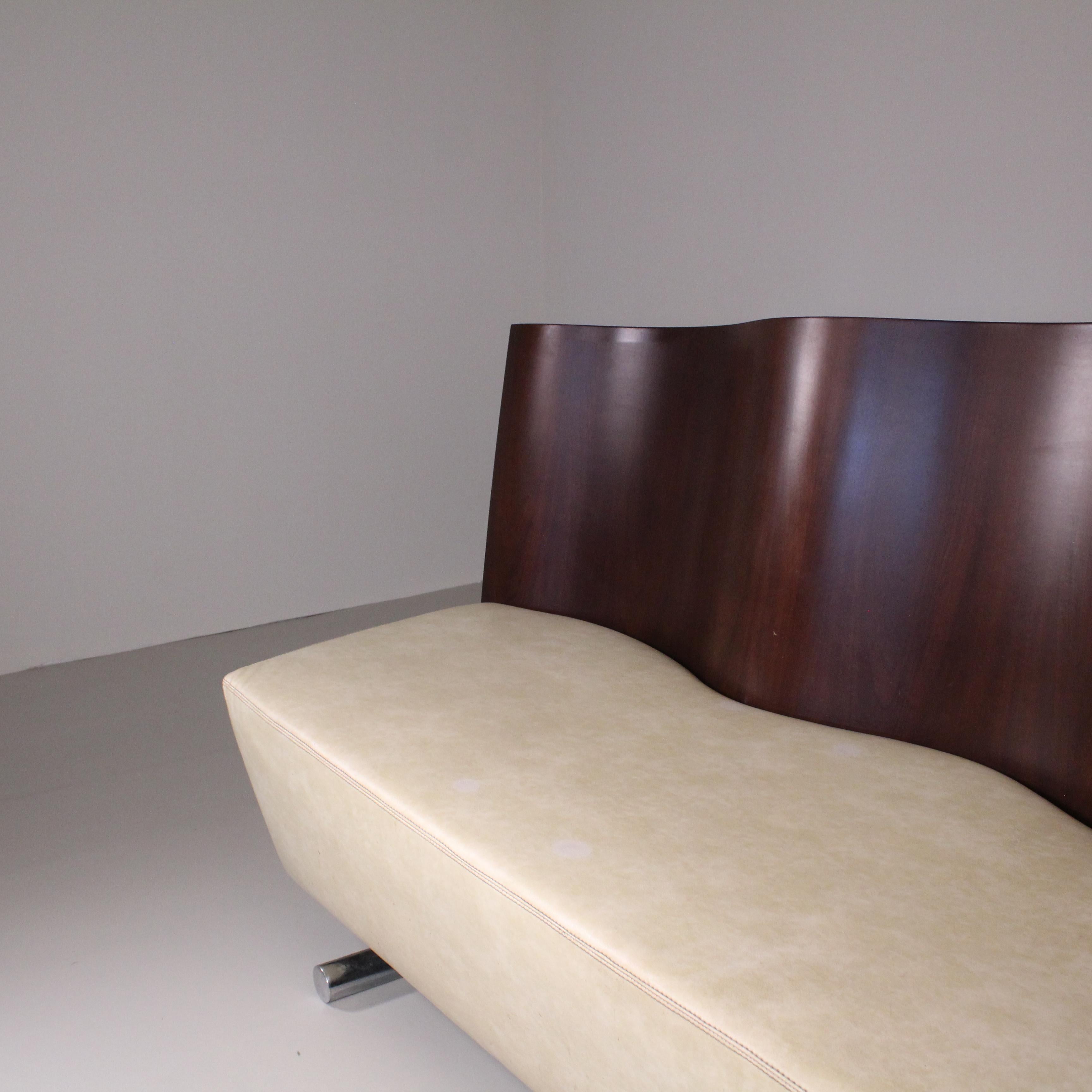 Postmodernes Sofa, Holz und Leder im Angebot 9