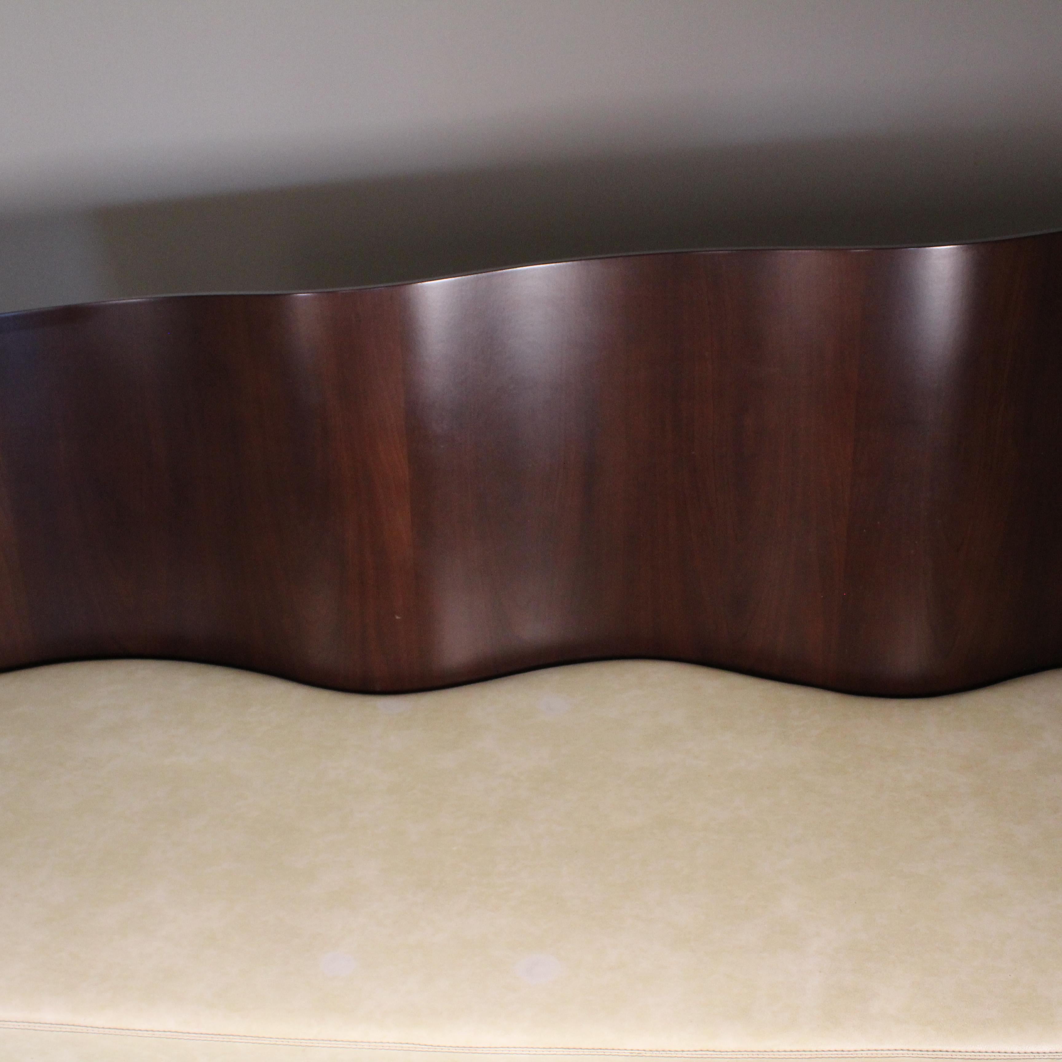 Postmodernes Sofa, Holz und Leder (Italienisch) im Angebot
