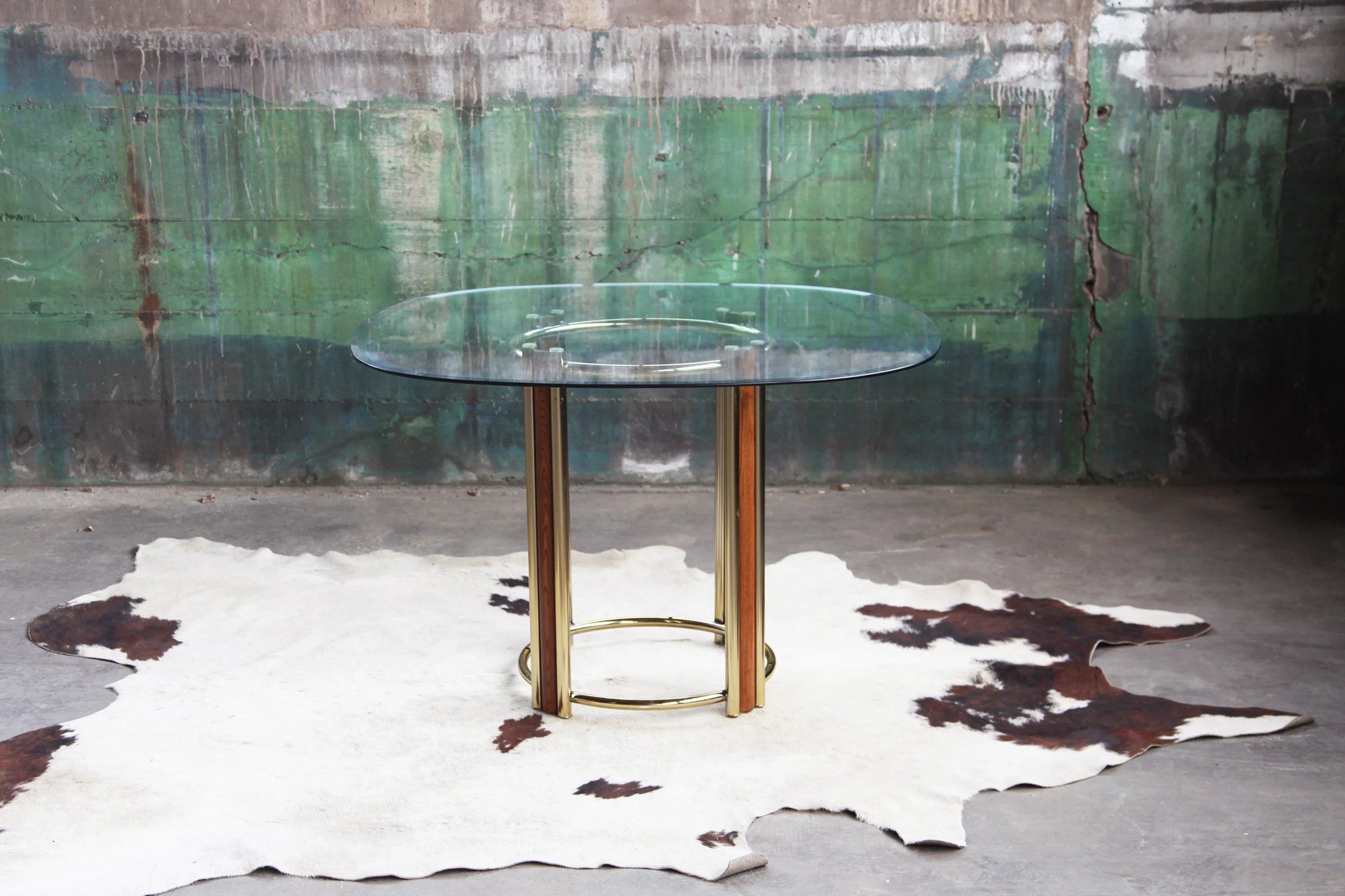 For sale here is a stunner. This minimalist, 1970's mid century modern / Hollywood Regency dining table / dinette table in the manner of Milo Baughman.

It would look great in a Modern or Mid-Century decor, paired with various kinds of dining