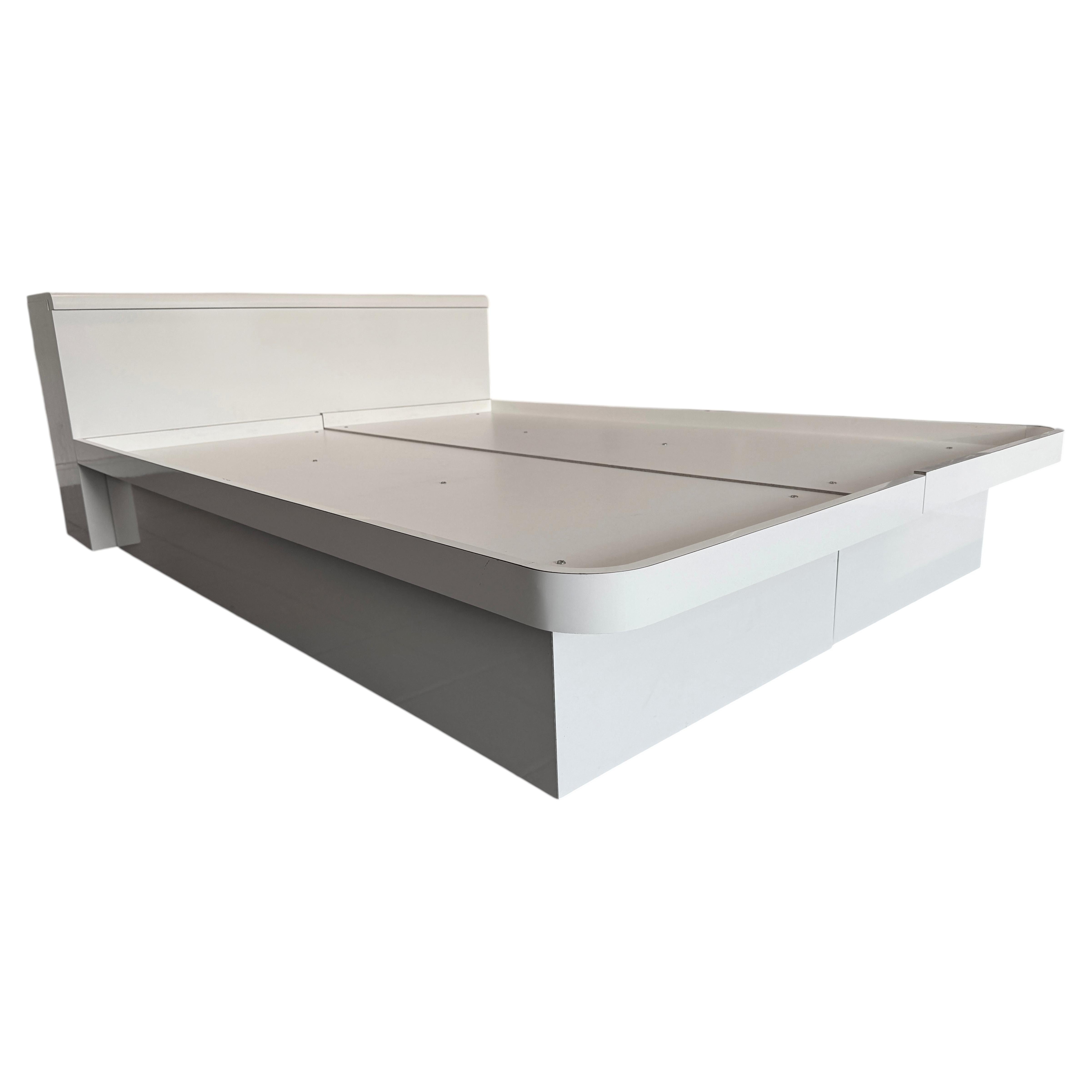Letto a piattaforma queen con testiera in laminato bianco lucido post moderno dell'era spaziale