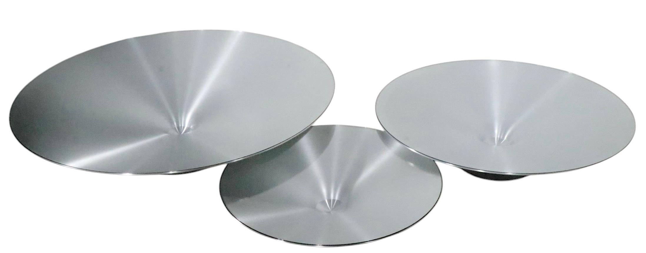 Post Modern Space Age Ovni Up Table designed Vincenzo Maialino for Roche Bobois In Good Condition For Sale In New York, NY