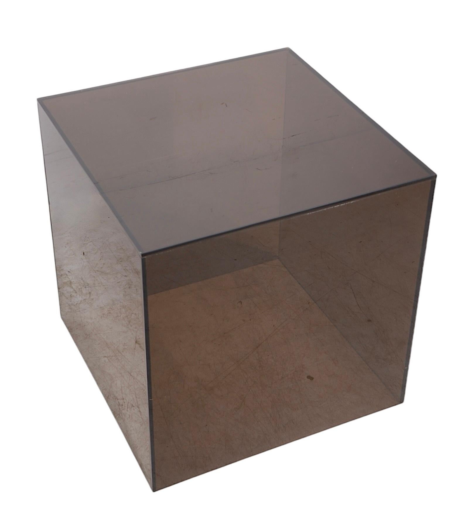 Americano Base per piedistallo a forma di cubo in acrilico colorato di lucite Post Modern Age  c. 1970's in vendita