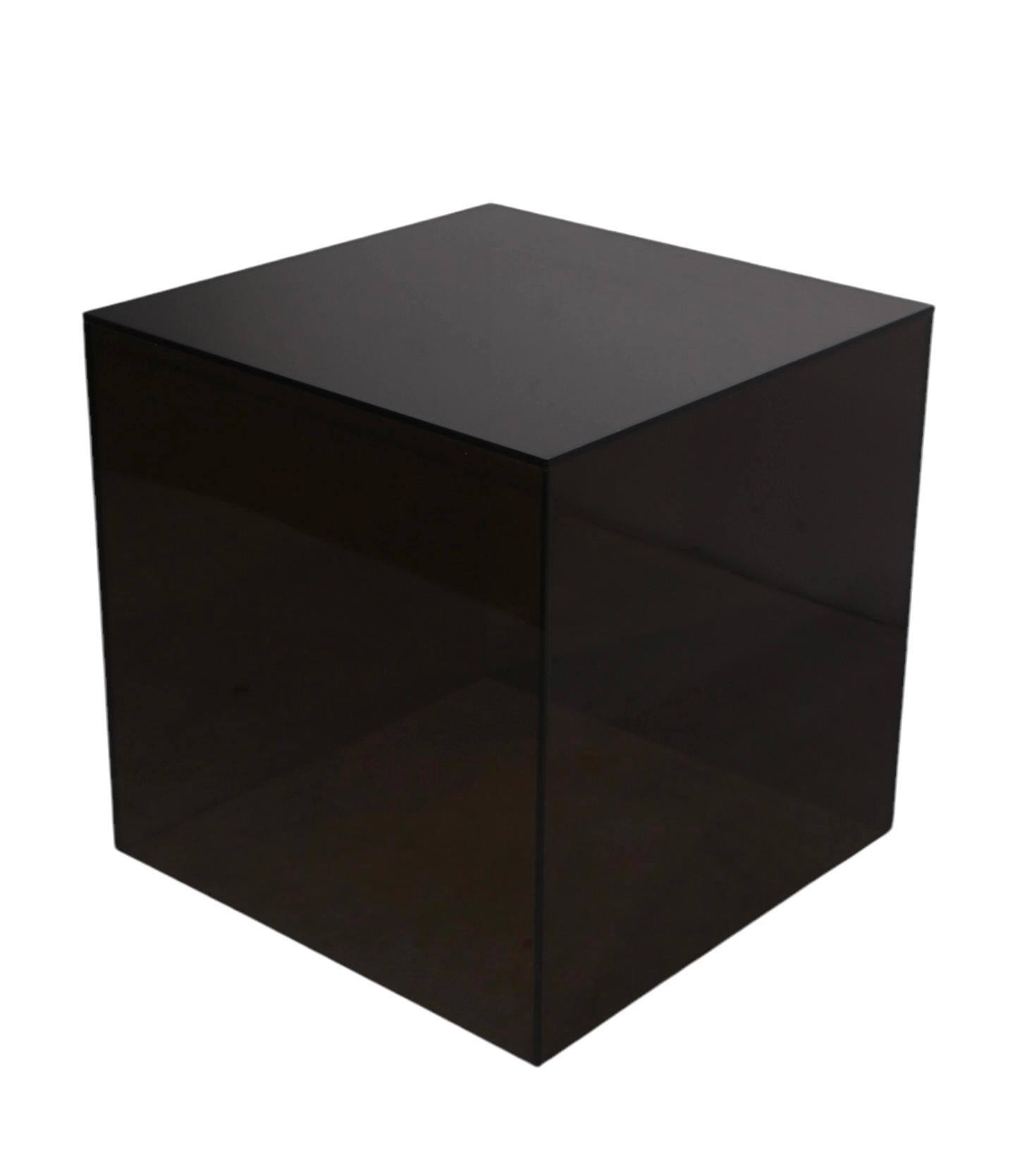 Acrilico Base per piedistallo a forma di cubo in acrilico colorato di lucite Post Modern Age  c. 1970's in vendita