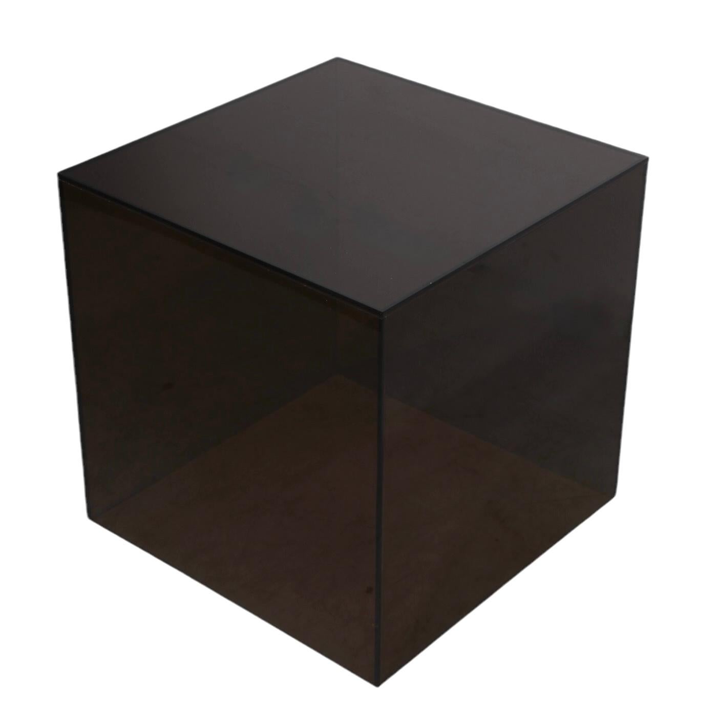Base per piedistallo a forma di cubo in acrilico colorato di lucite Post Modern Age  c. 1970's in vendita 1