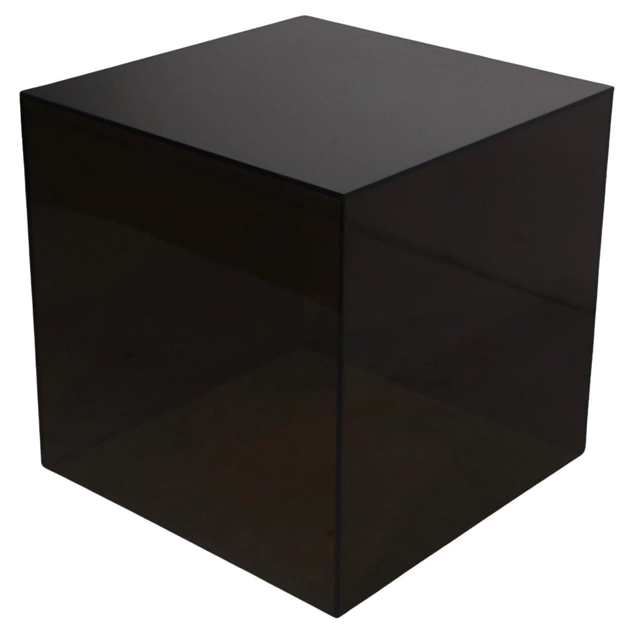 Guéridon de forme cubique en acrylique teinté lucite post-moderne de l'ère spatiale  c. 1970's