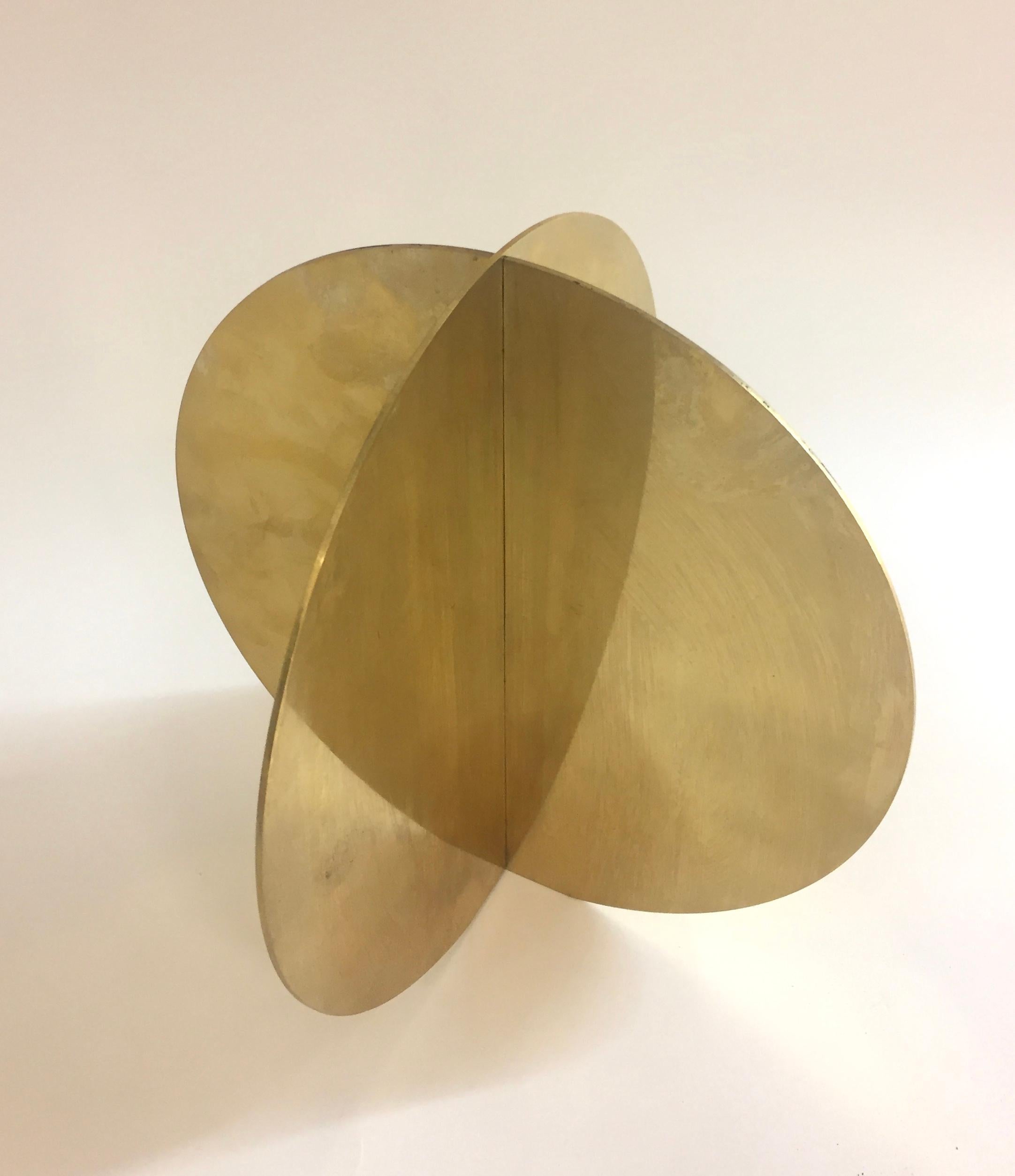 Sculpture espagnole post-moderne en laiton composée de deux disques assemblés. Belle et élégante. Excellent état.