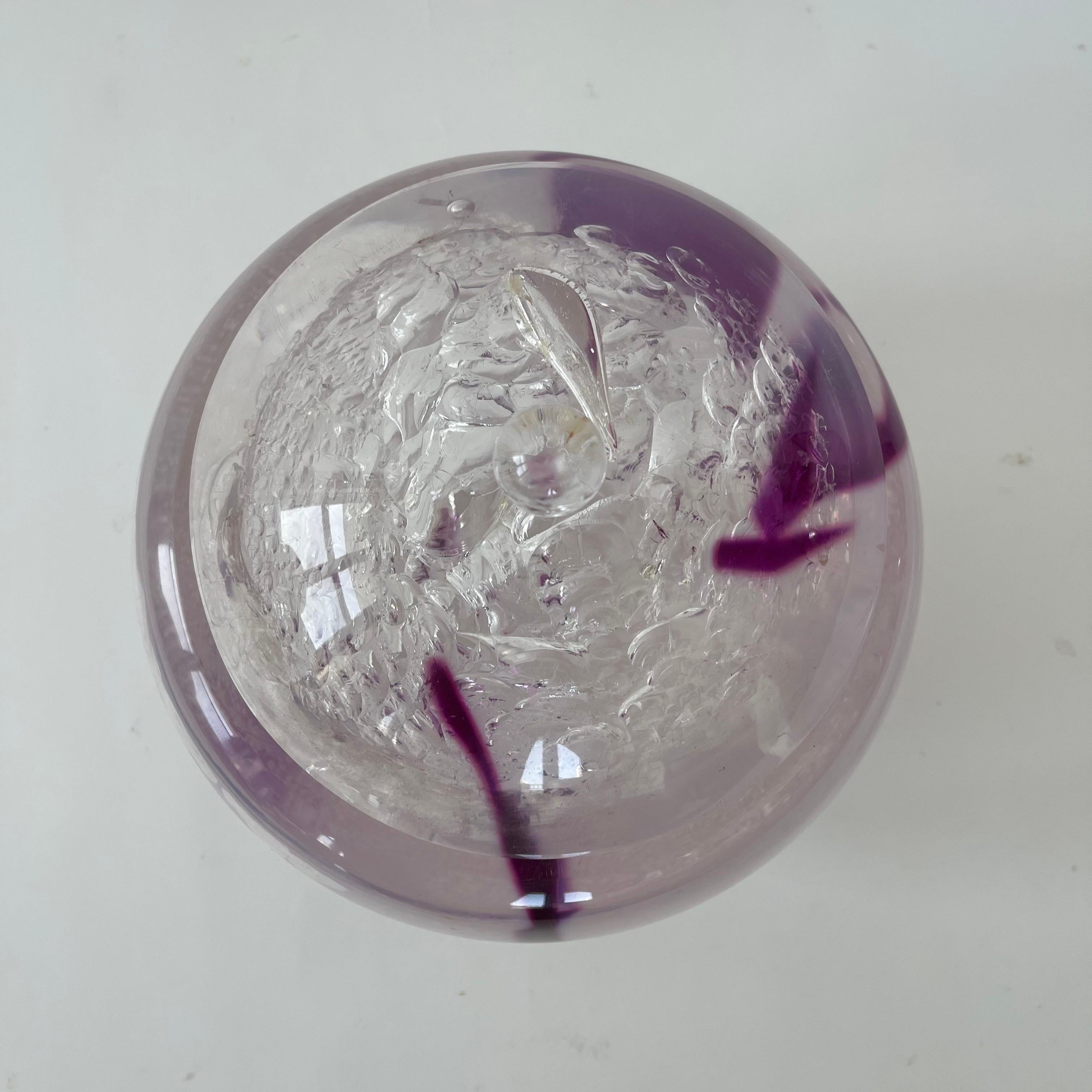Sculpture post-moderne en Lucite avec couvercle et bulles d'air sphériques transparentes et mauves en vente 3