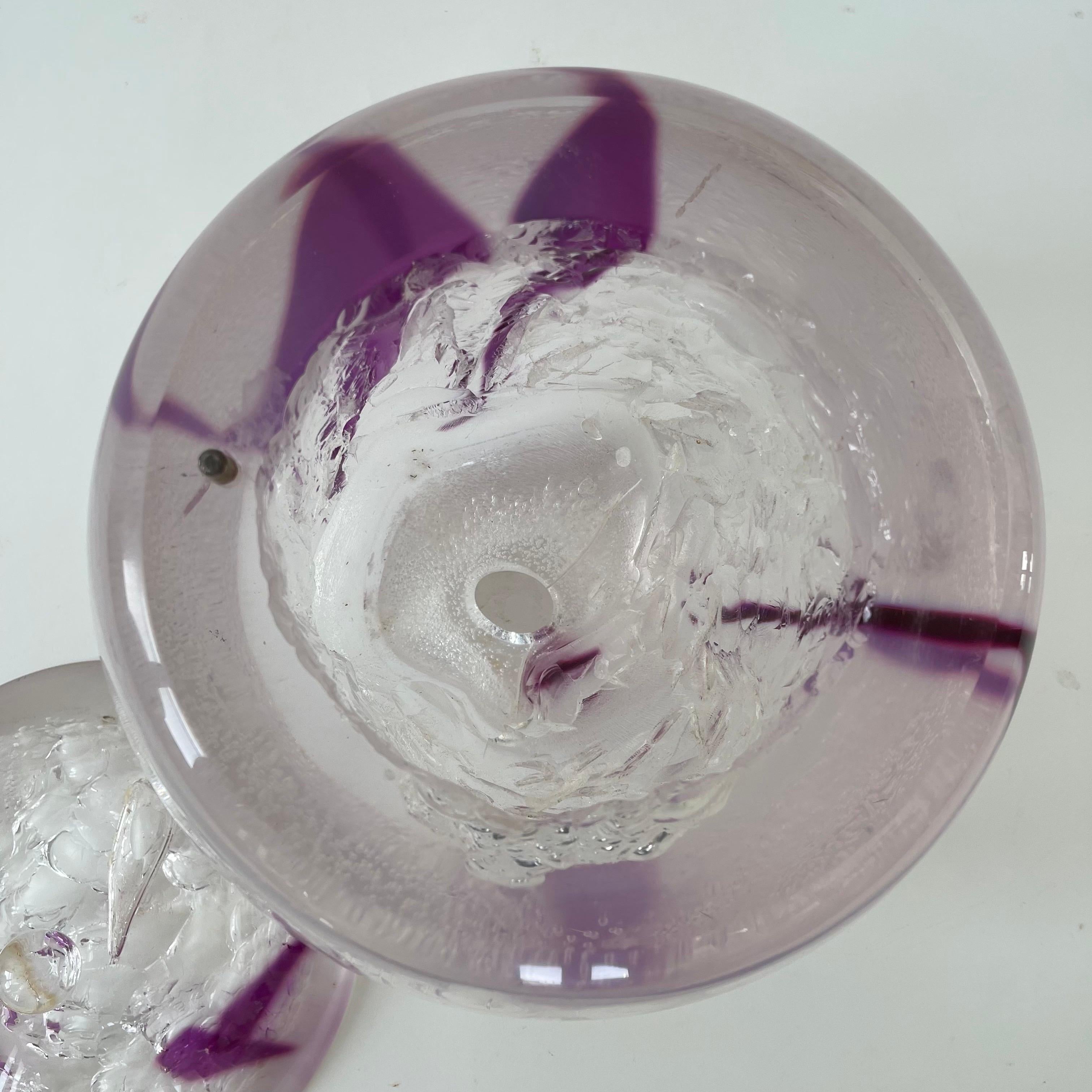 Sculpture post-moderne en Lucite avec couvercle et bulles d'air sphériques transparentes et mauves en vente 4