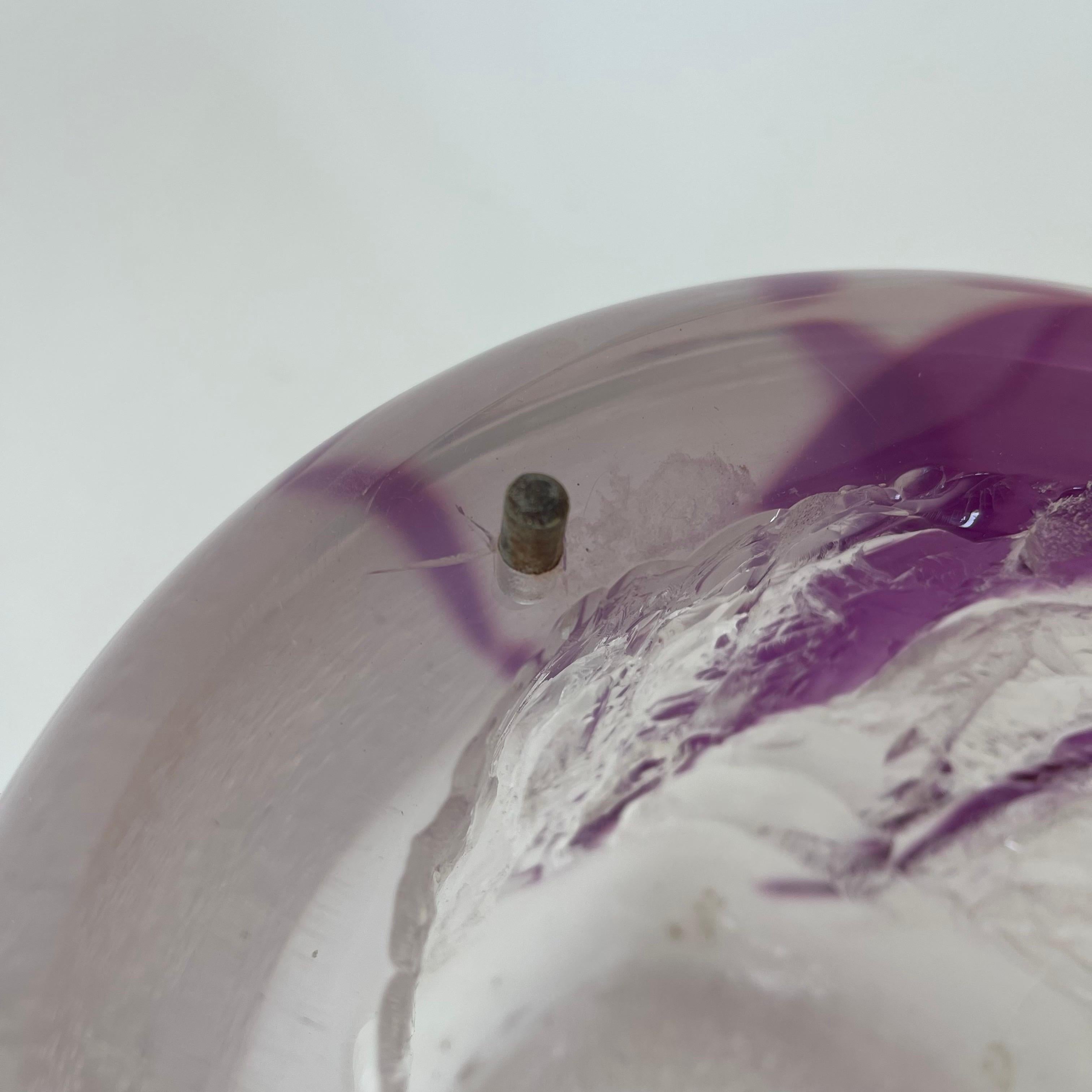 Sculpture post-moderne en Lucite avec couvercle et bulles d'air sphériques transparentes et mauves en vente 5