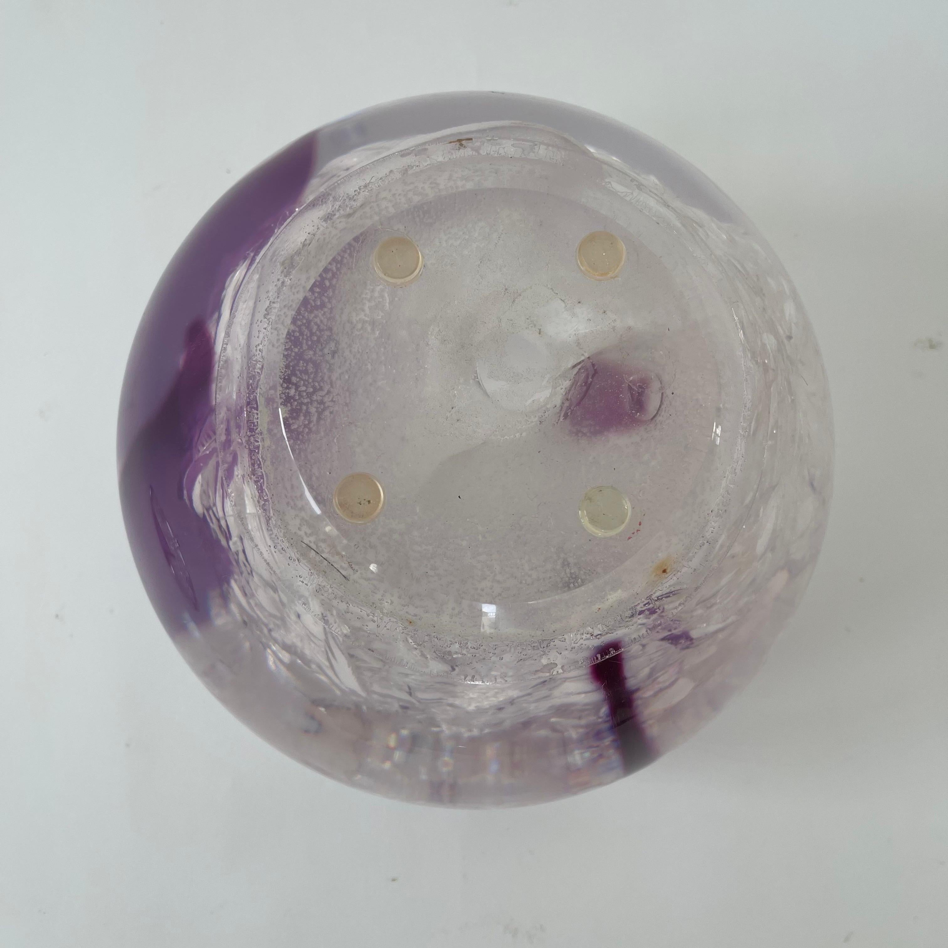 Sculpture post-moderne en Lucite avec couvercle et bulles d'air sphériques transparentes et mauves en vente 6
