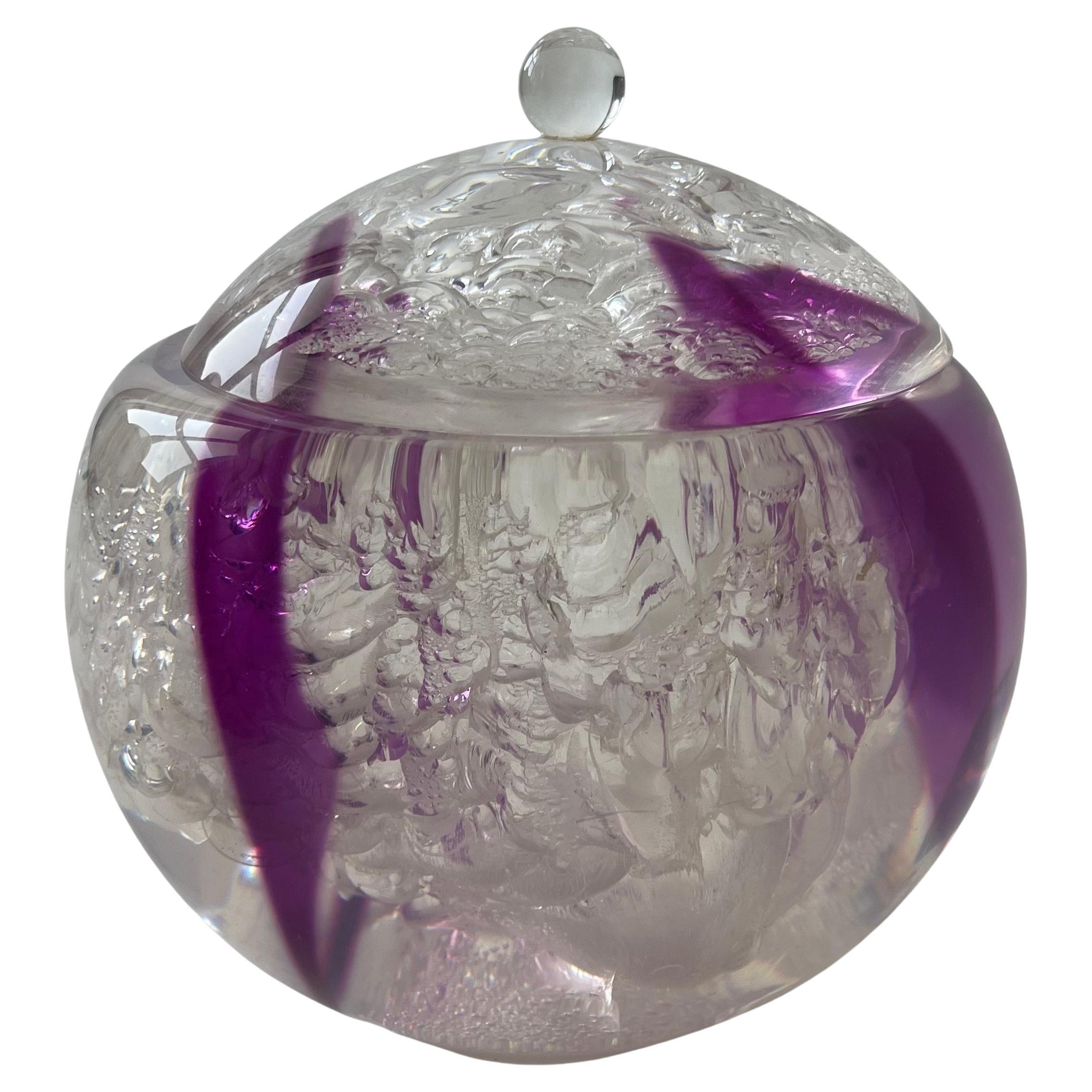 Sculpture unique en lucite postmoderne, réalisée en lucite clair soufflé et poli à la main avec des bulles internes et un tourbillon de bandes de lucite violet, avec un couvercle pivotant et amovible, années 1980