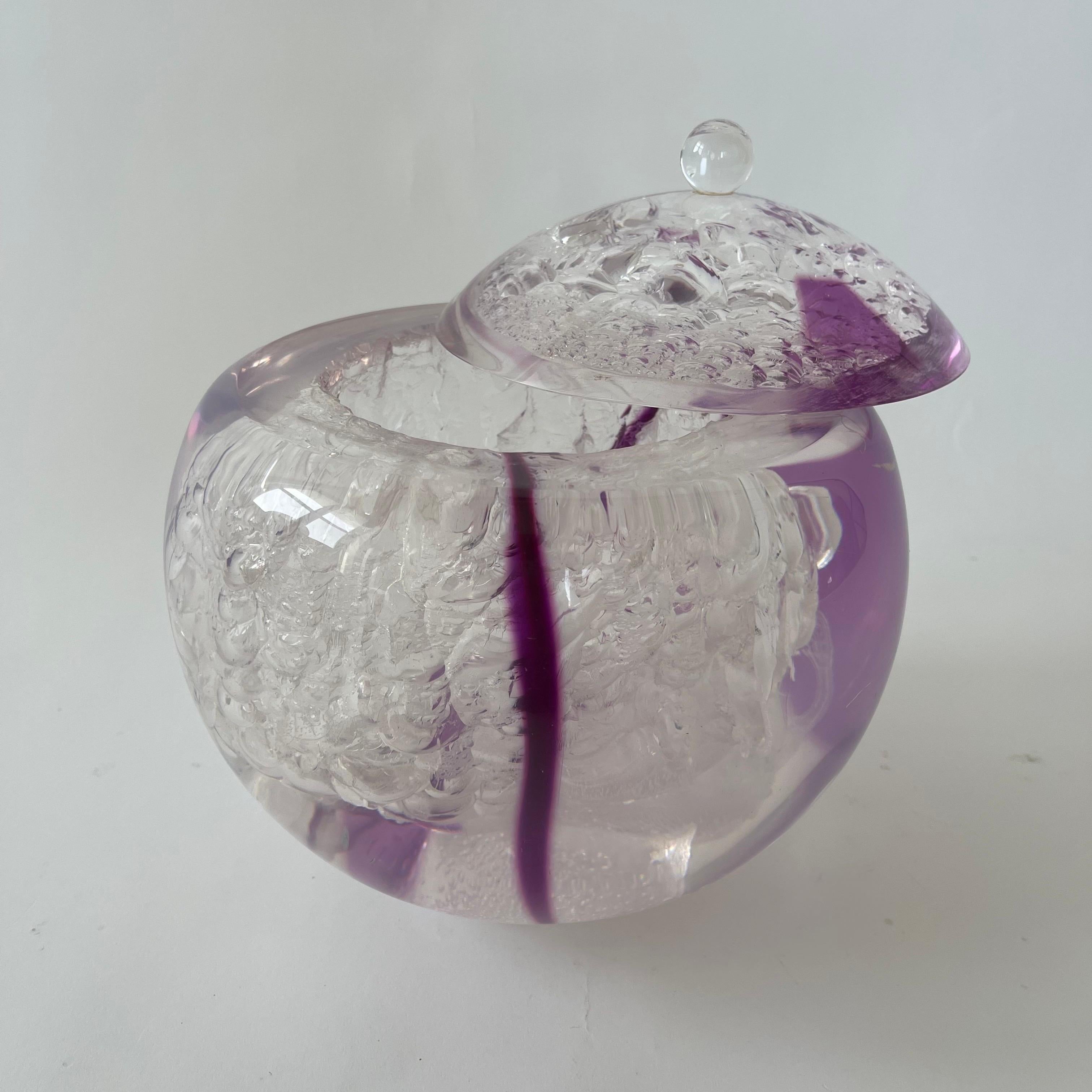 Américain Sculpture post-moderne en Lucite avec couvercle et bulles d'air sphériques transparentes et mauves en vente