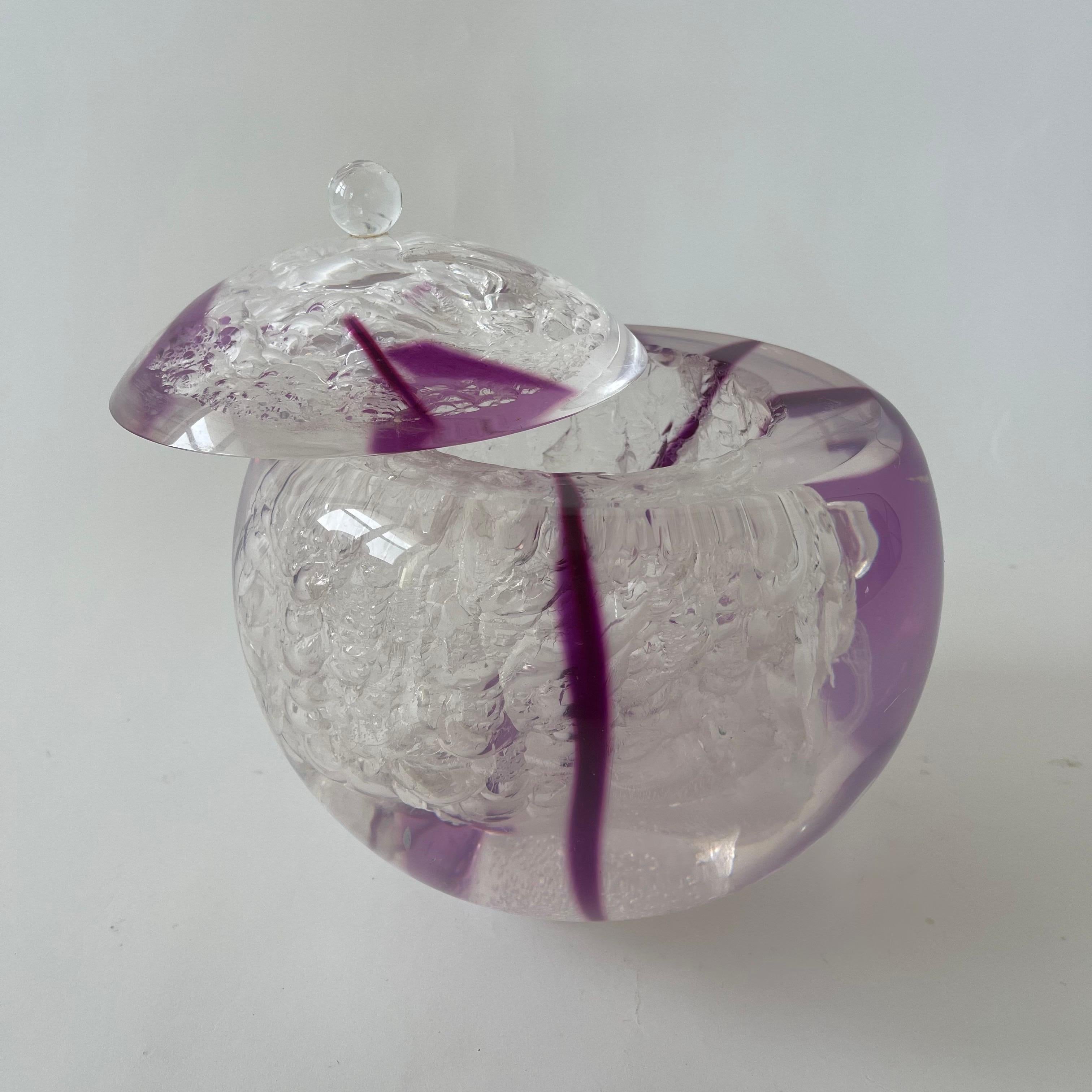 Fait main Sculpture post-moderne en Lucite avec couvercle et bulles d'air sphériques transparentes et mauves en vente