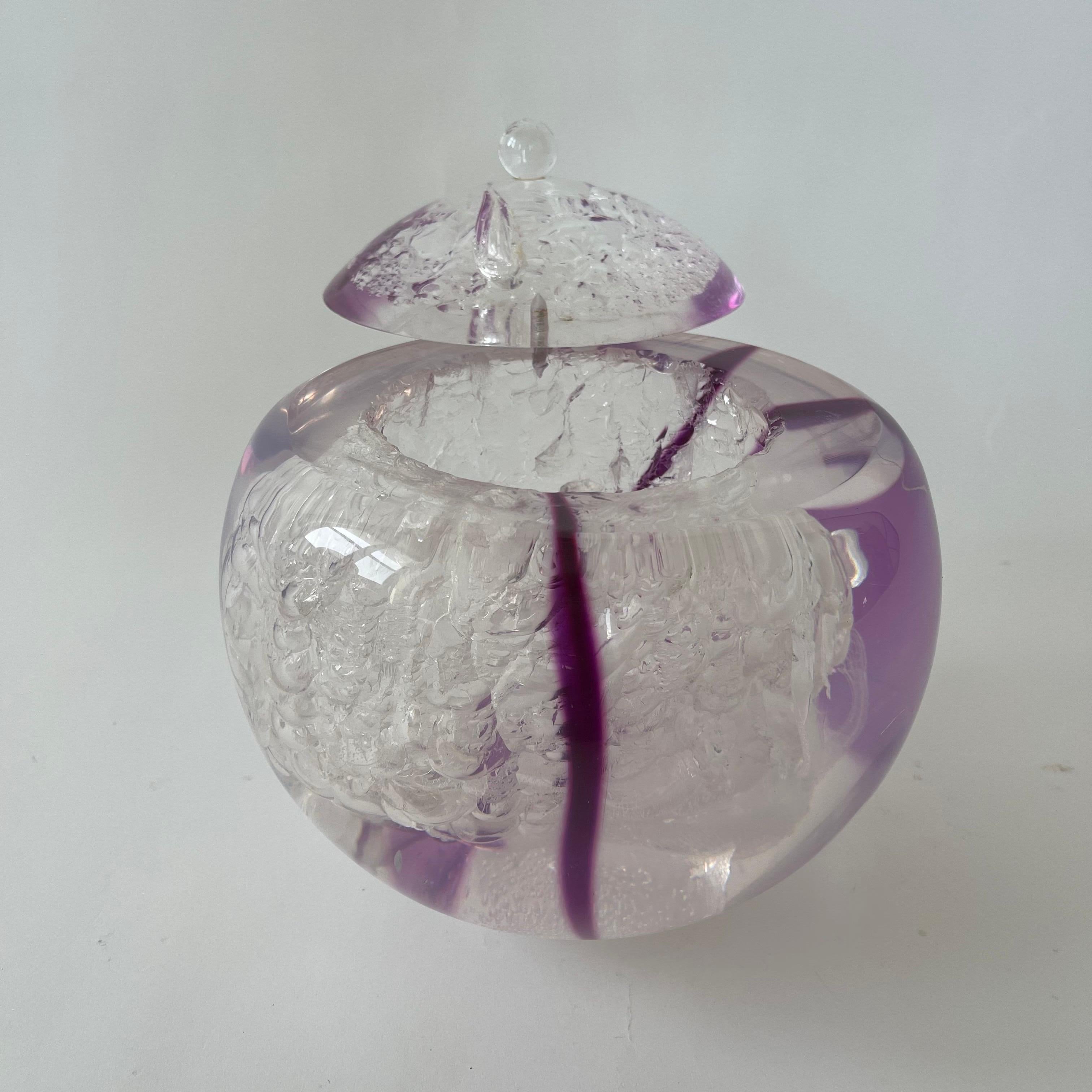 Sculpture post-moderne en Lucite avec couvercle et bulles d'air sphériques transparentes et mauves Bon état - En vente à Miami, FL