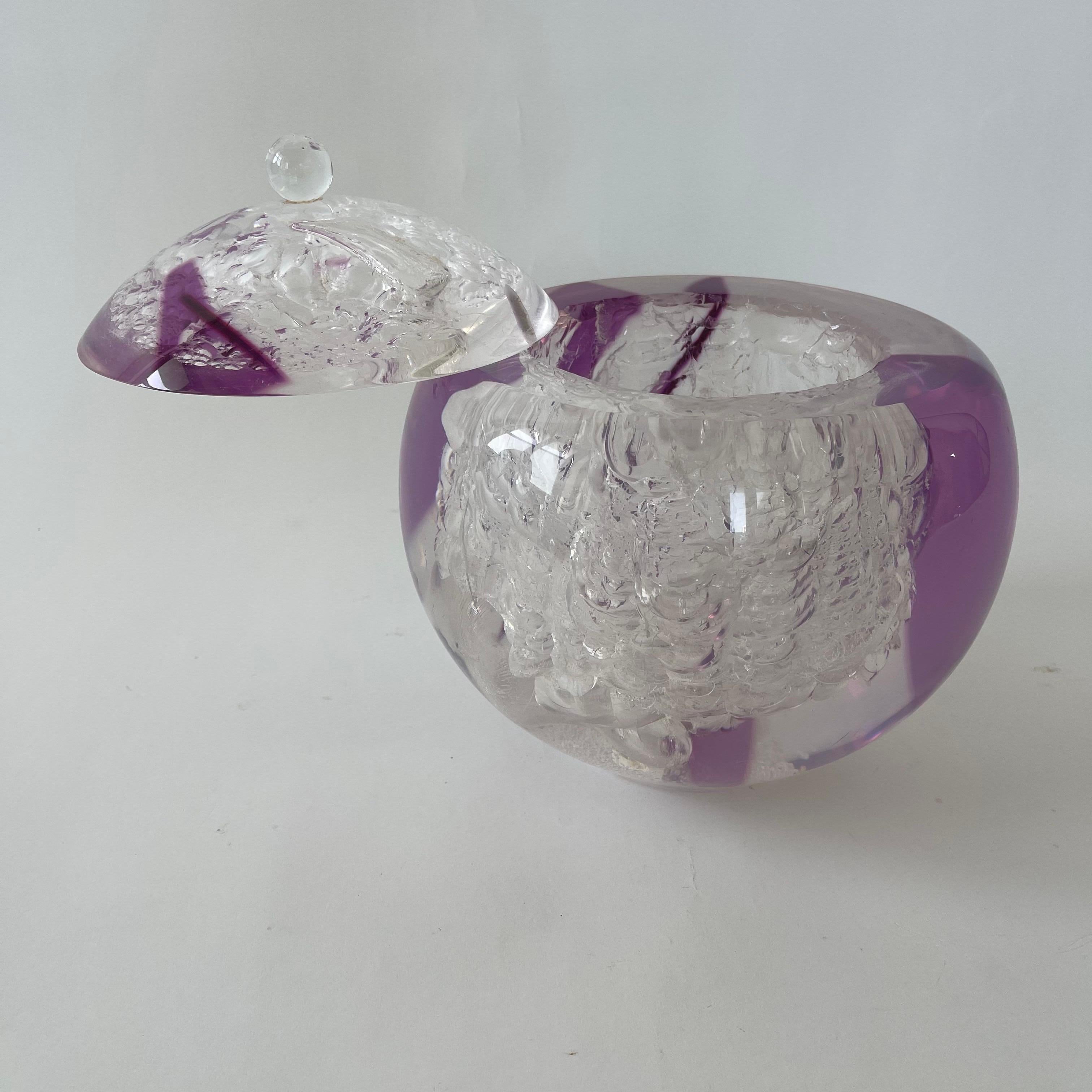 20ième siècle Sculpture post-moderne en Lucite avec couvercle et bulles d'air sphériques transparentes et mauves en vente