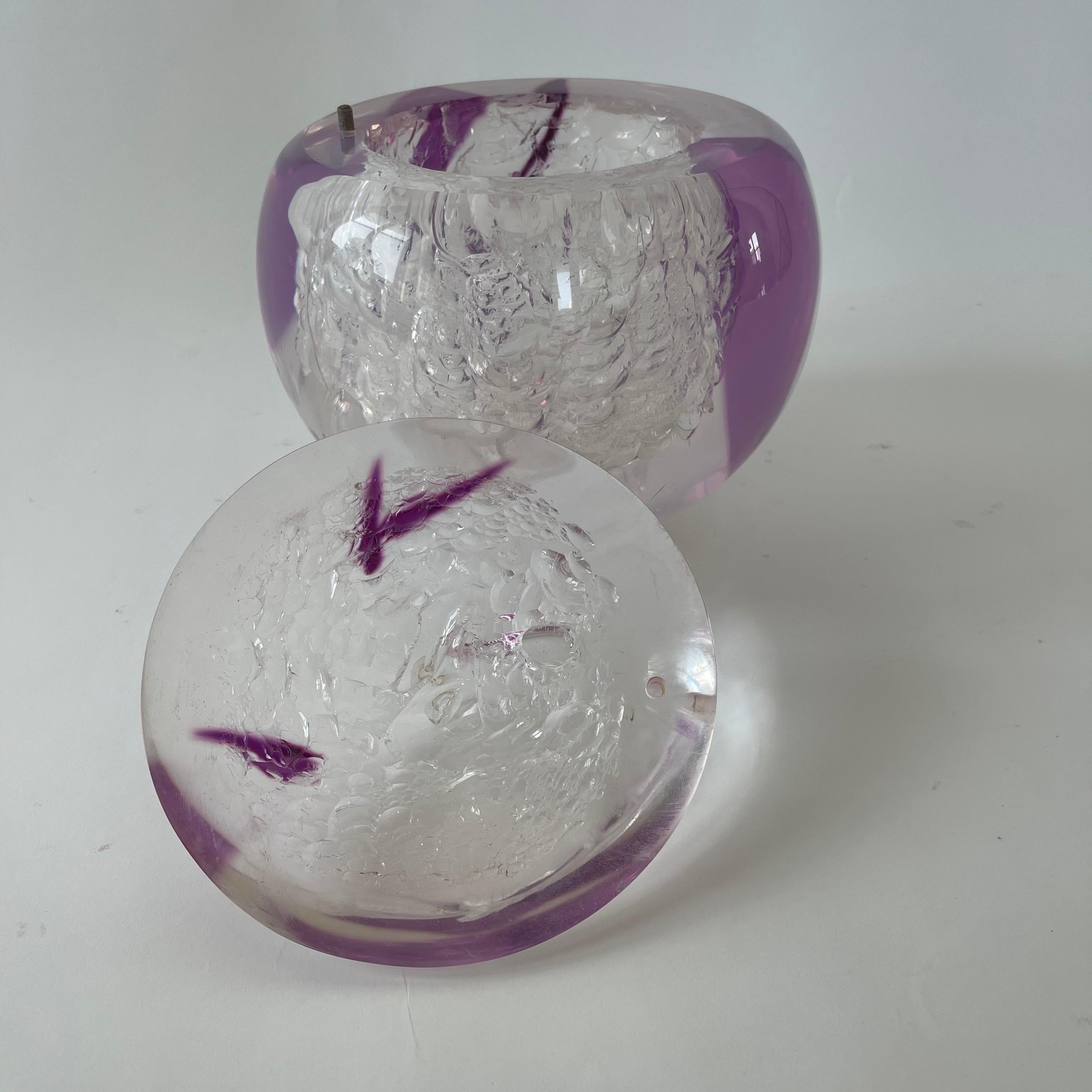 Sculpture post-moderne en Lucite avec couvercle et bulles d'air sphériques transparentes et mauves en vente 1
