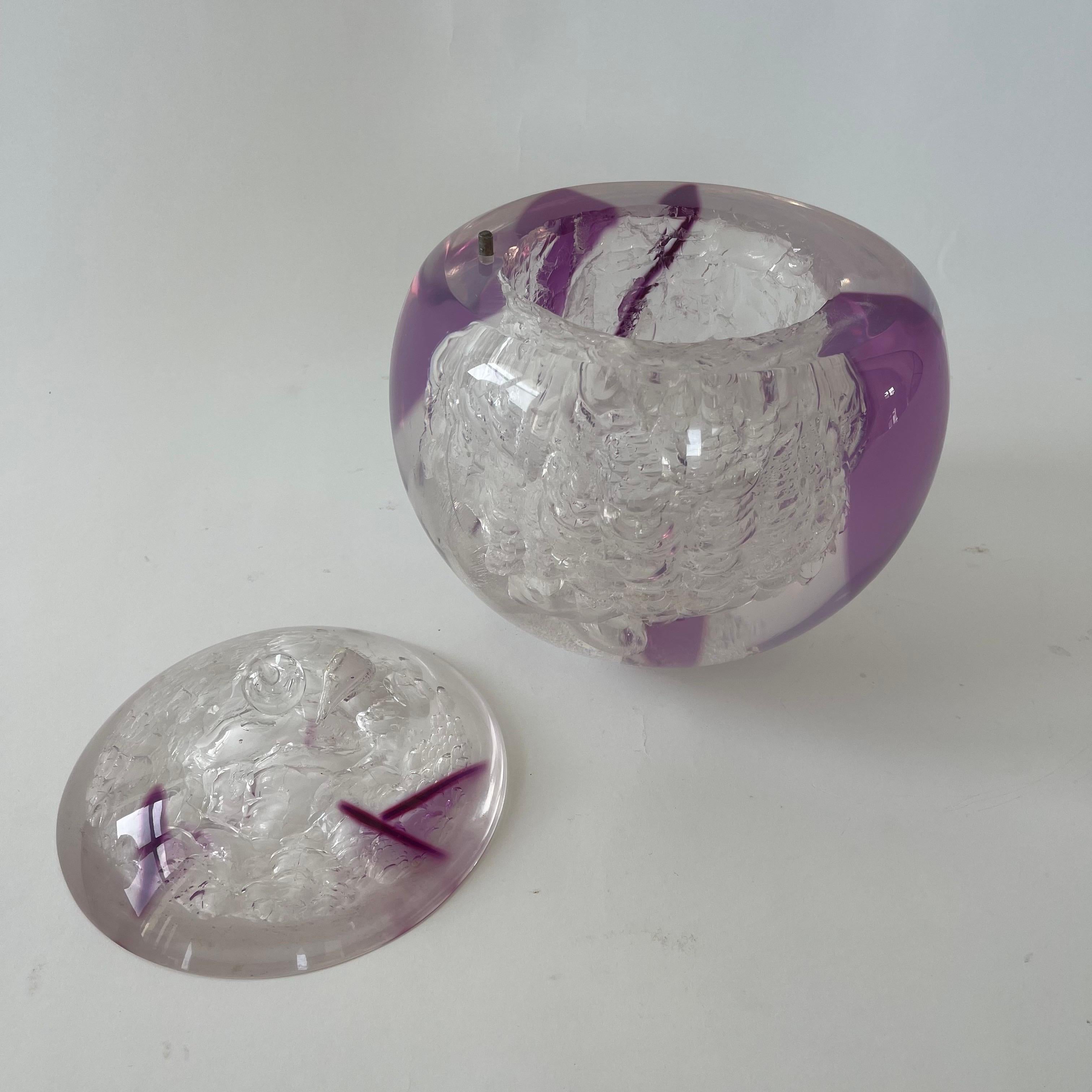 Sculpture post-moderne en Lucite avec couvercle et bulles d'air sphériques transparentes et mauves en vente 2