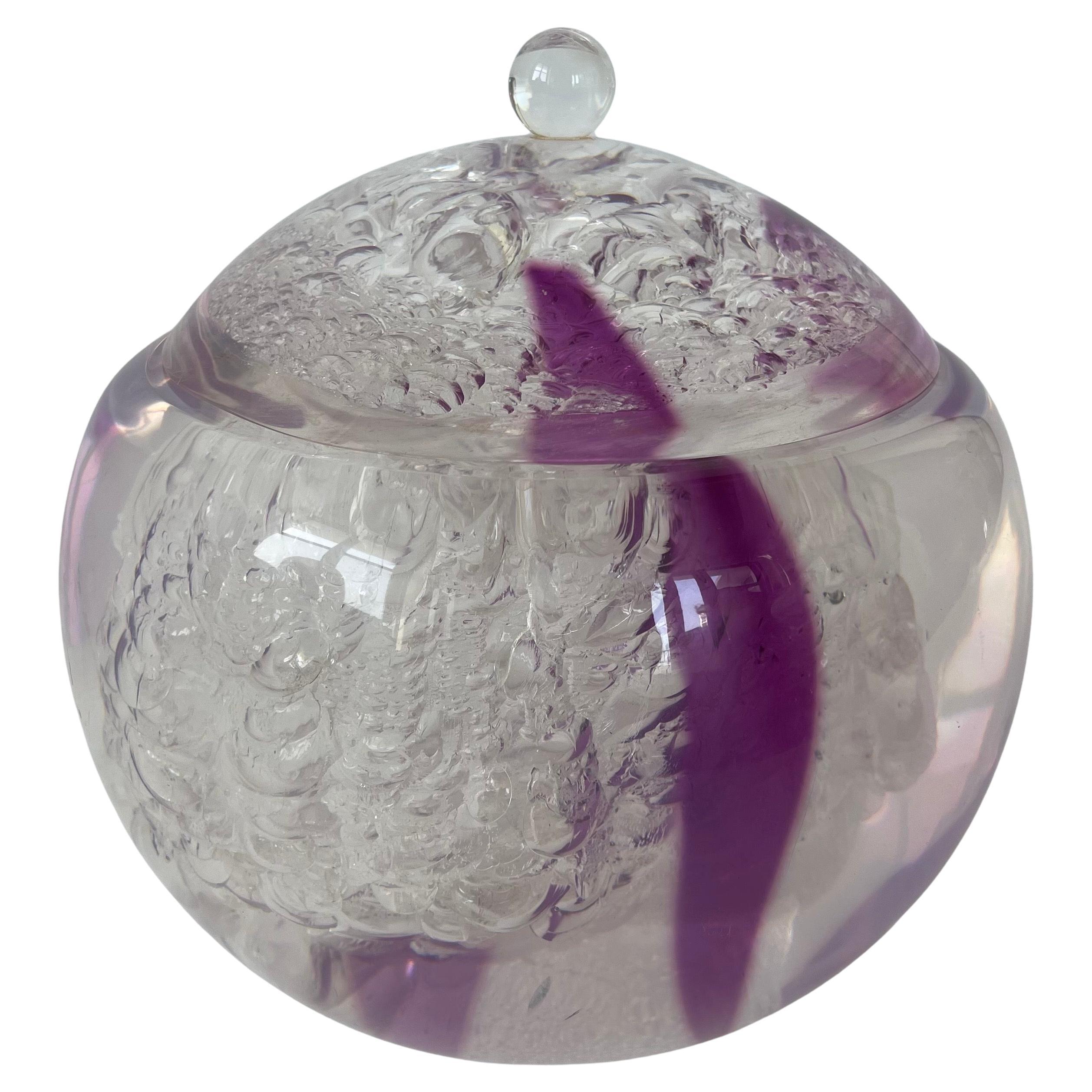 Sculpture post-moderne en Lucite avec couvercle et bulles d'air sphériques transparentes et mauves en vente