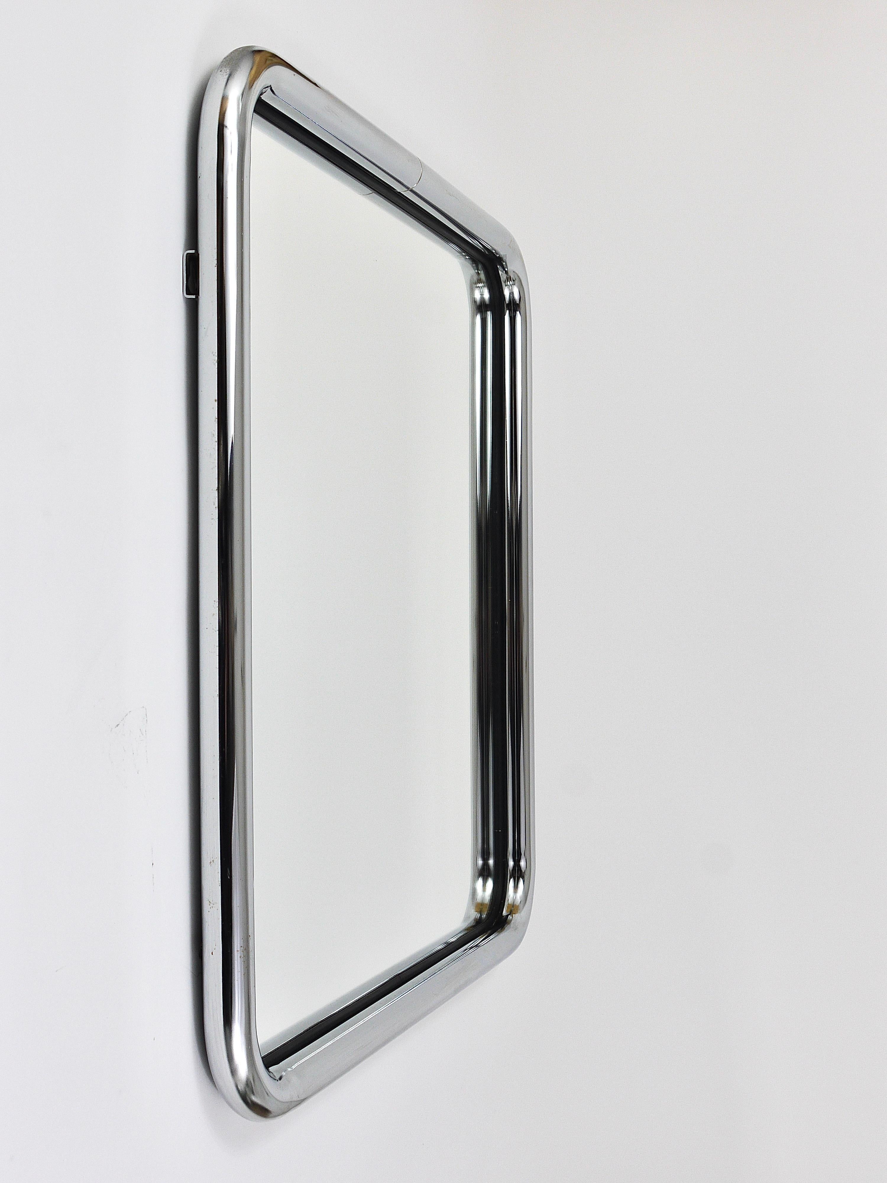 A beautiful postmodern square wall mirror with a frame of chrome-plated tubular steel from the 1970s. Attributed to Howard Miller for MDA (Merrow Design Associates). In very good condition.