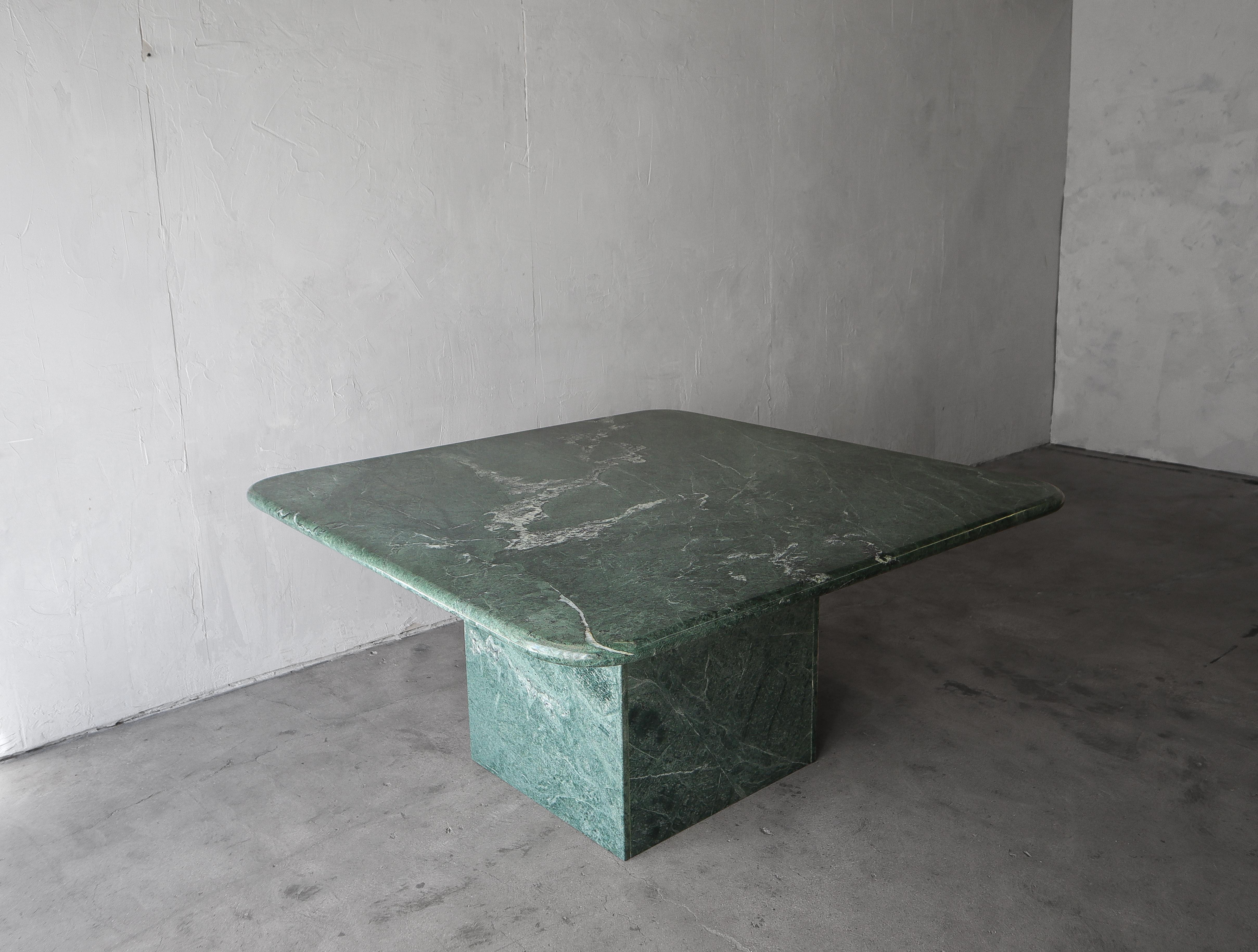 Magnifique table de salle à manger post-moderne en marbre vert Empress. Cette table est belle et grande, elle peut accueillir 8 personnes.  Les bords et les coins arrondis de la partie supérieure mettent parfaitement en valeur cette pièce. C'est la