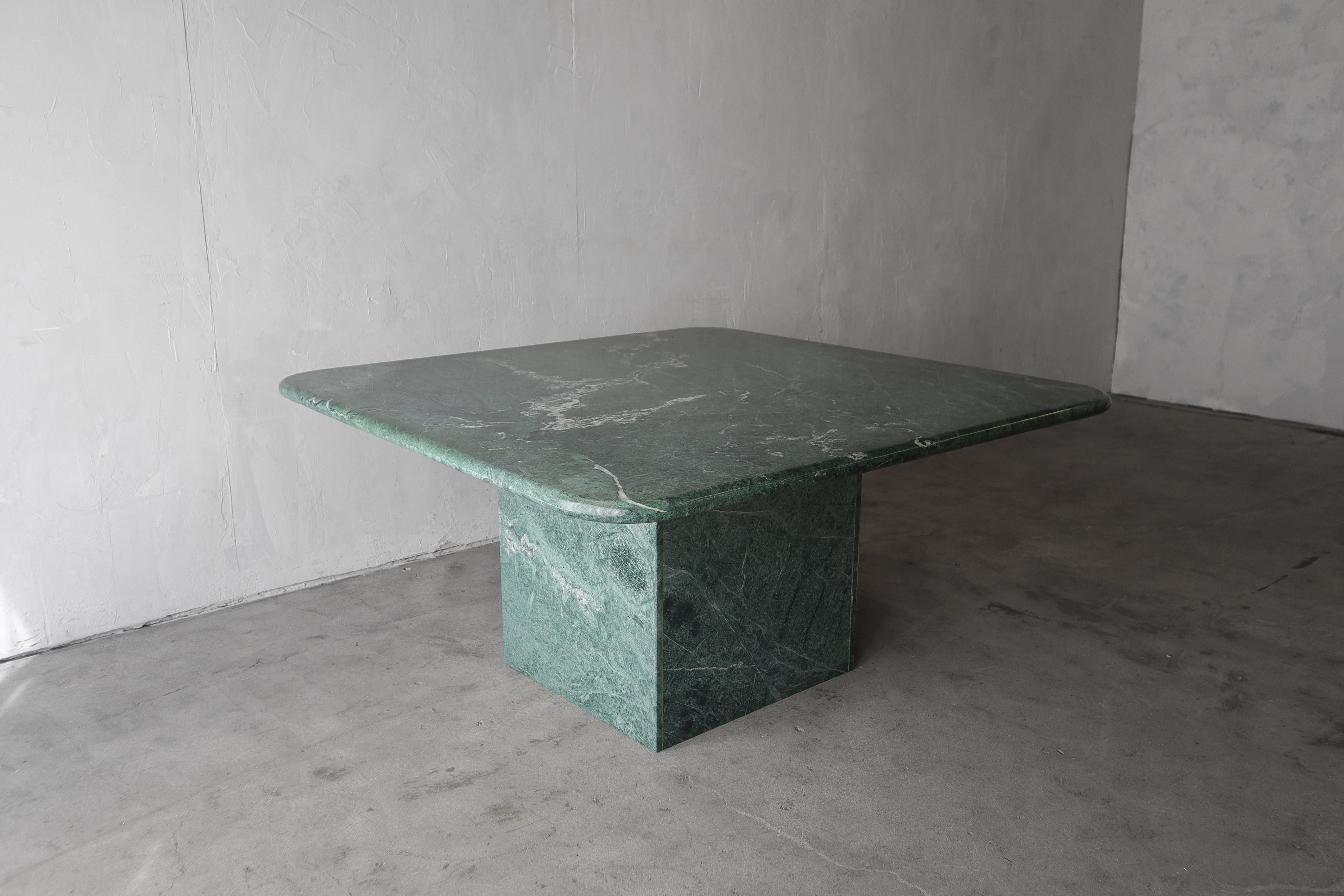Postmoderne Table de salle à manger post-moderne carrée en marbre Greene & Greene en vente