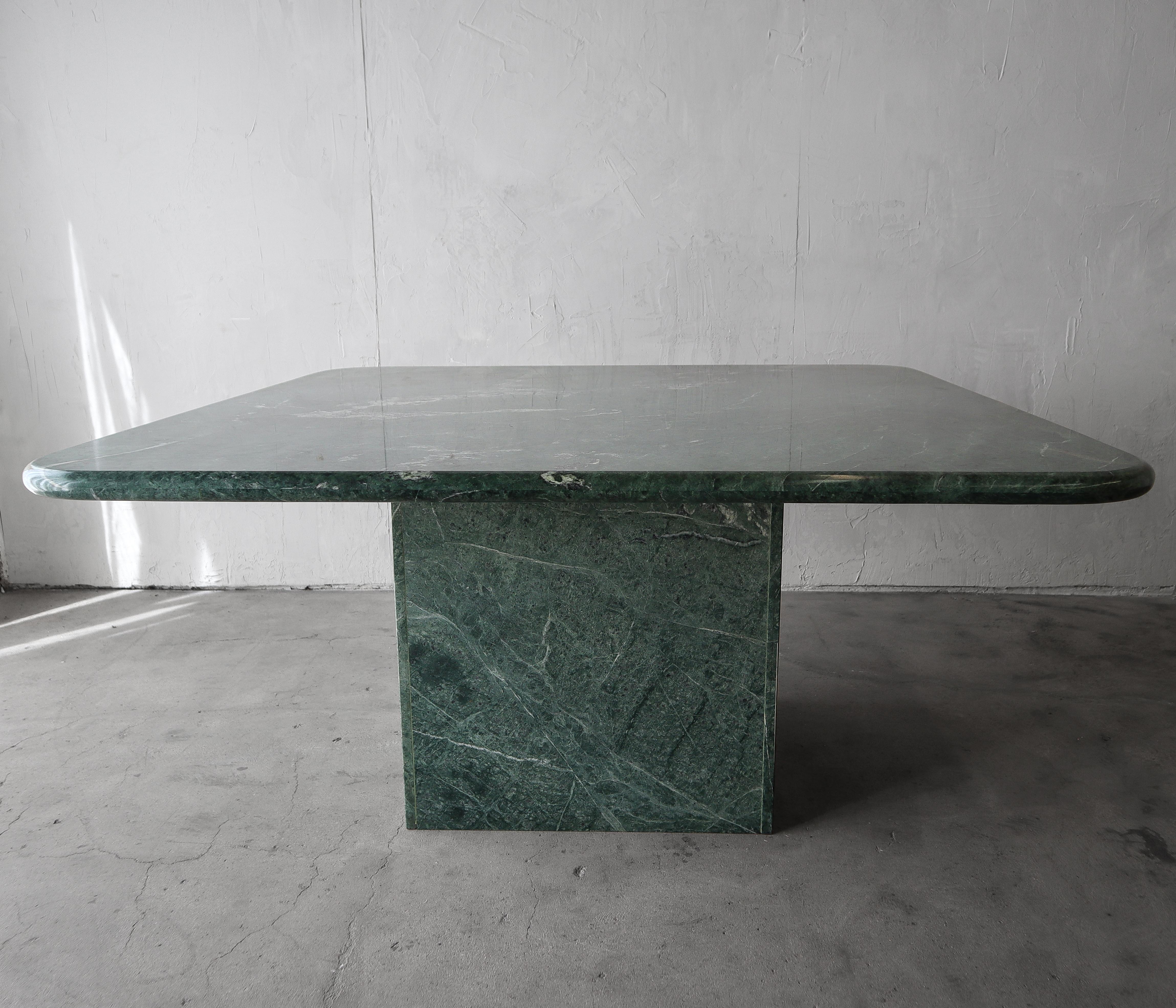 Marbre Table de salle à manger post-moderne carrée en marbre Greene & Greene en vente