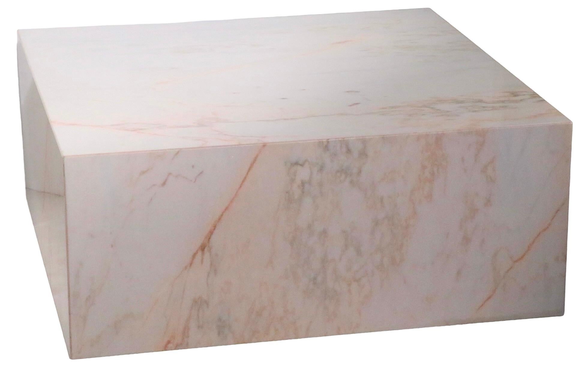 Tables basses carrées post-modernes en marbre v. 1970 Paire disponible en vente 3