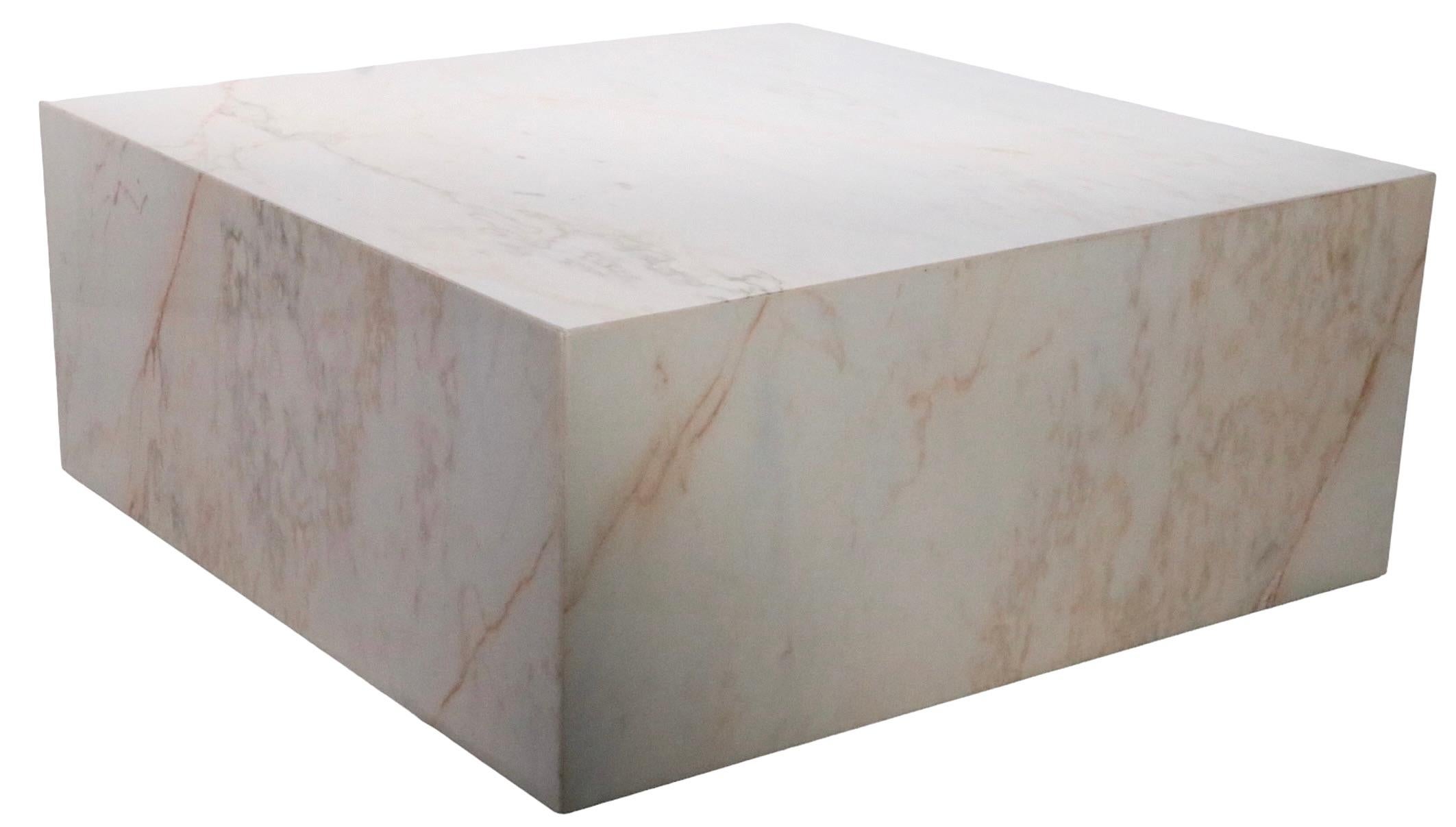 Tables basses carrées post-modernes en marbre v. 1970 Paire disponible en vente 4