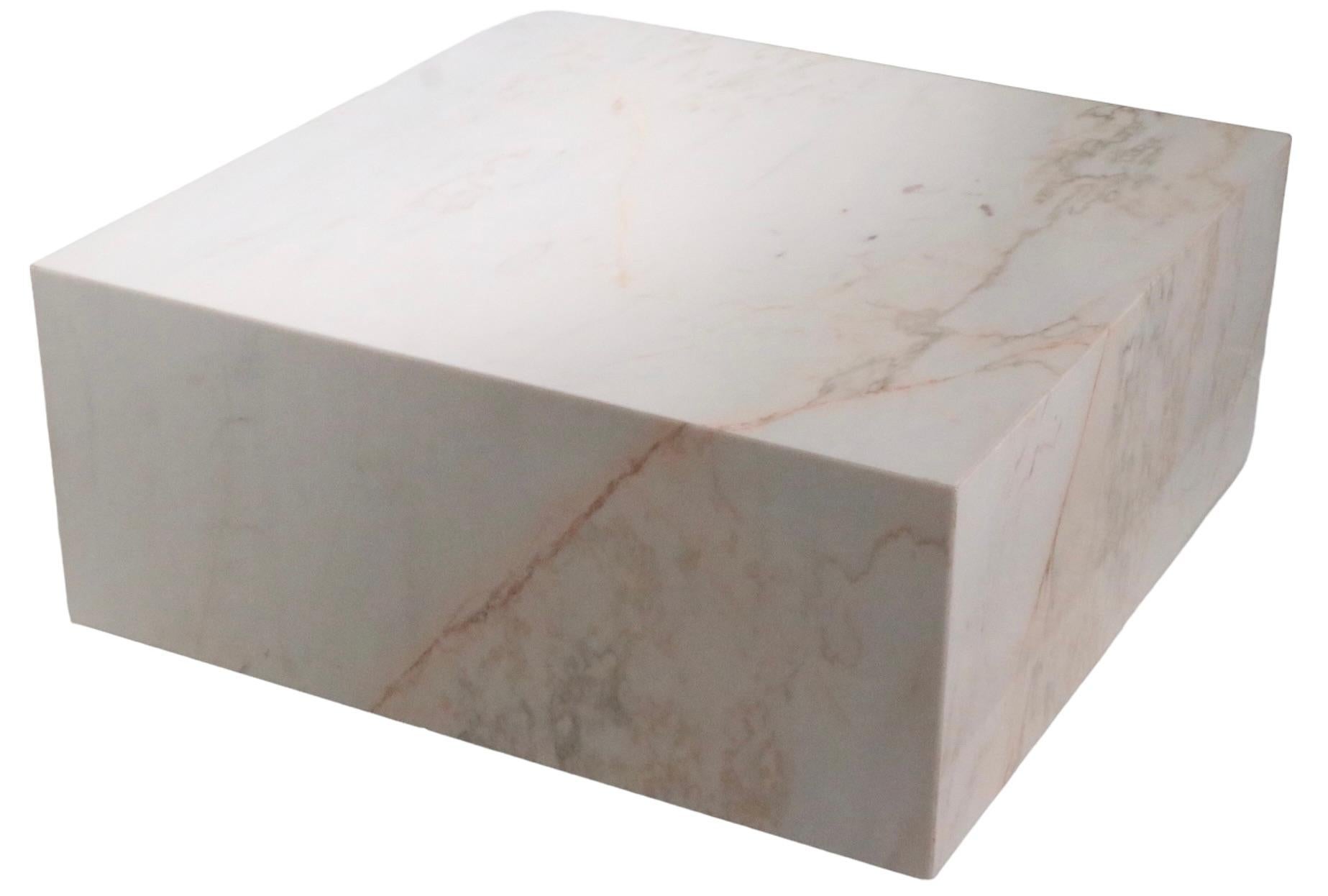 Tables basses carrées post-modernes en marbre v. 1970 Paire disponible en vente 5