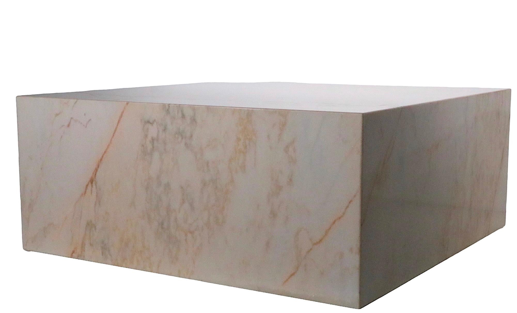 Tables basses carrées post-modernes en marbre v. 1970 Paire disponible en vente 6