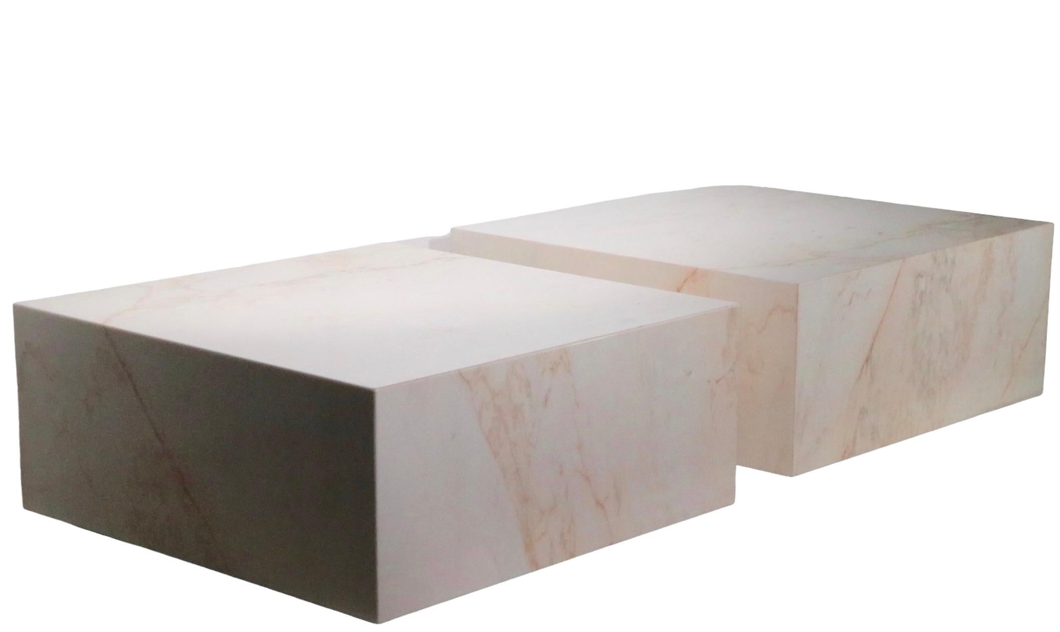 Tables basses carrées post-modernes en marbre v. 1970 Paire disponible en vente 7