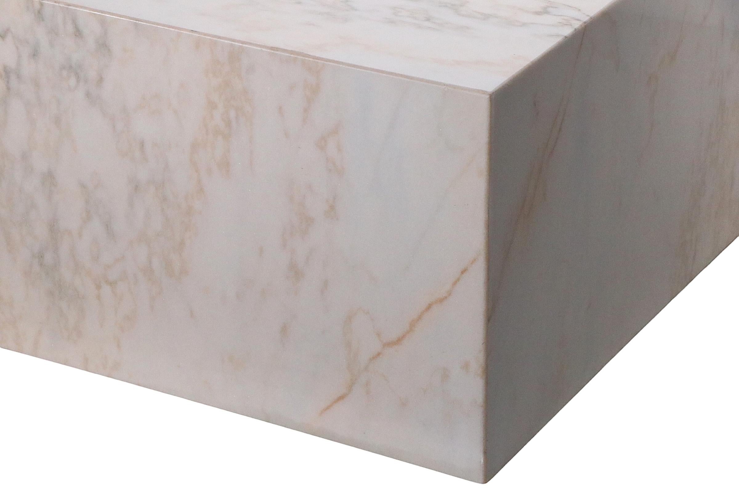 Tables basses carrées post-modernes en marbre v. 1970 Paire disponible en vente 8
