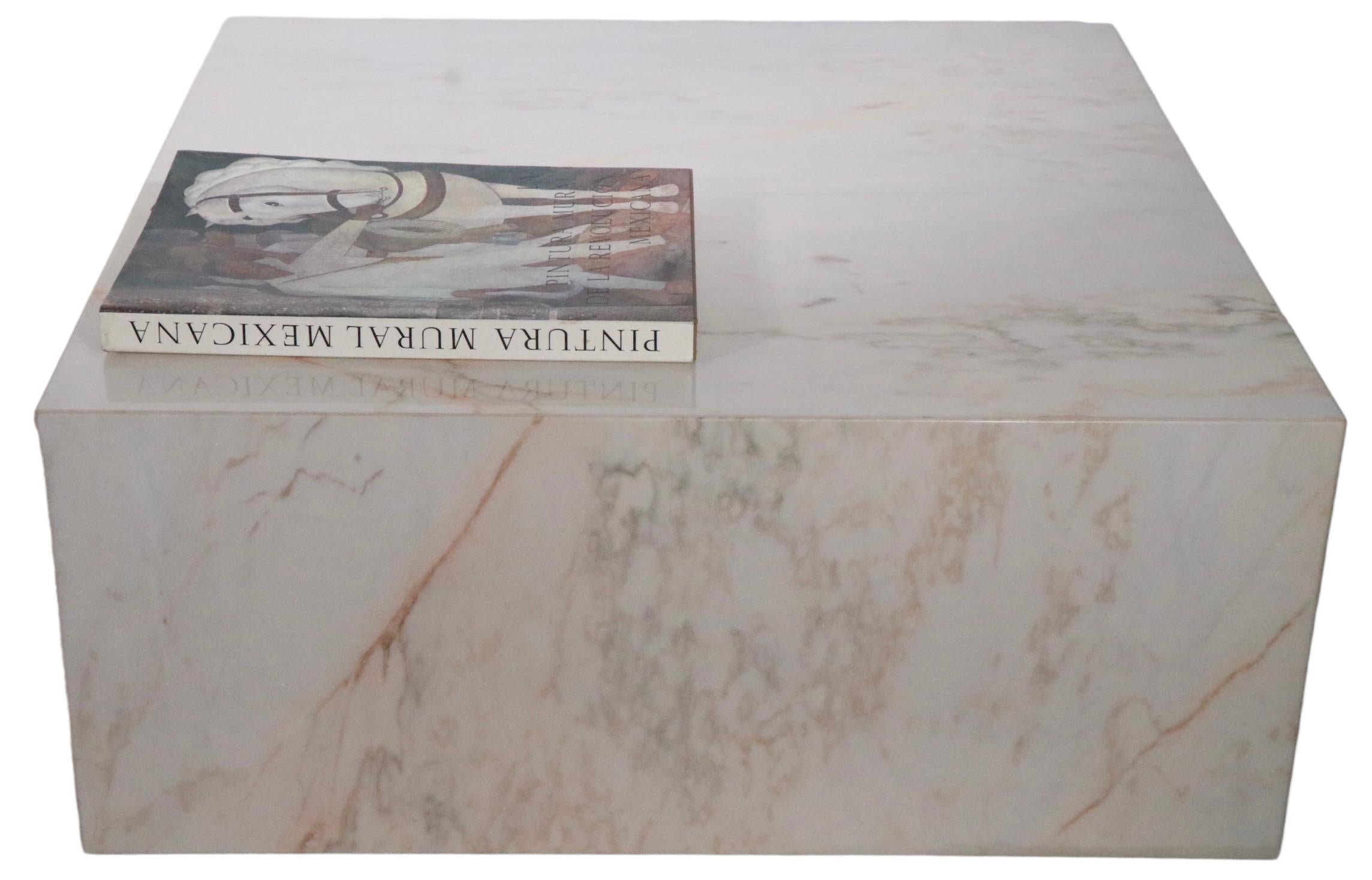 Tables basses carrées post-modernes en marbre v. 1970 Paire disponible en vente 10