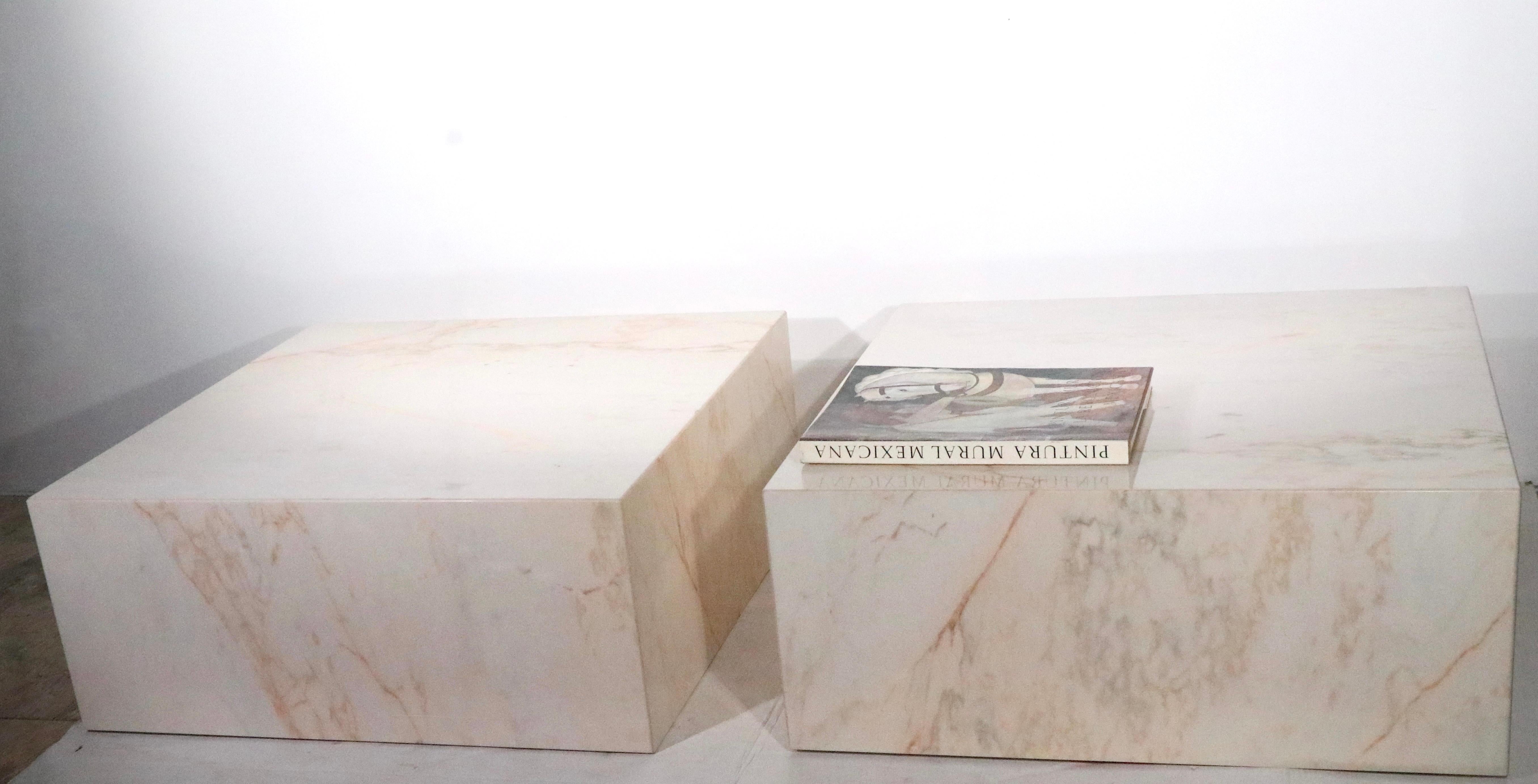 Postmoderne quadratische Marmor-Couchtische ca. 1970er Jahre Paar verfügbar im Zustand „Gut“ im Angebot in New York, NY