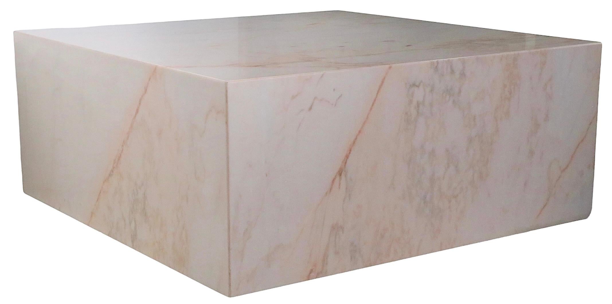 Tables basses carrées post-modernes en marbre v. 1970 Paire disponible Bon état - En vente à New York, NY