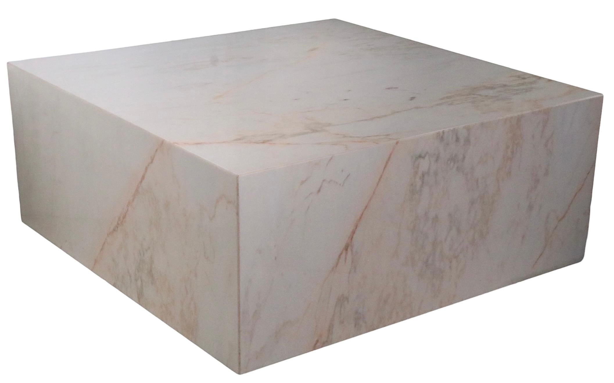 20ième siècle Tables basses carrées post-modernes en marbre v. 1970 Paire disponible en vente